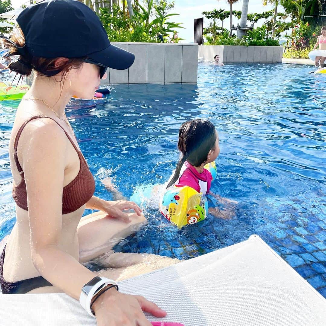 秋定麻紀子のインスタグラム：「娘はウォータースライダーとかより広いプールでのんびり泳ぐのが好きみたいです。（笑）  自分独特の世界観を持った分身。 そこまでもそっくり（笑）」