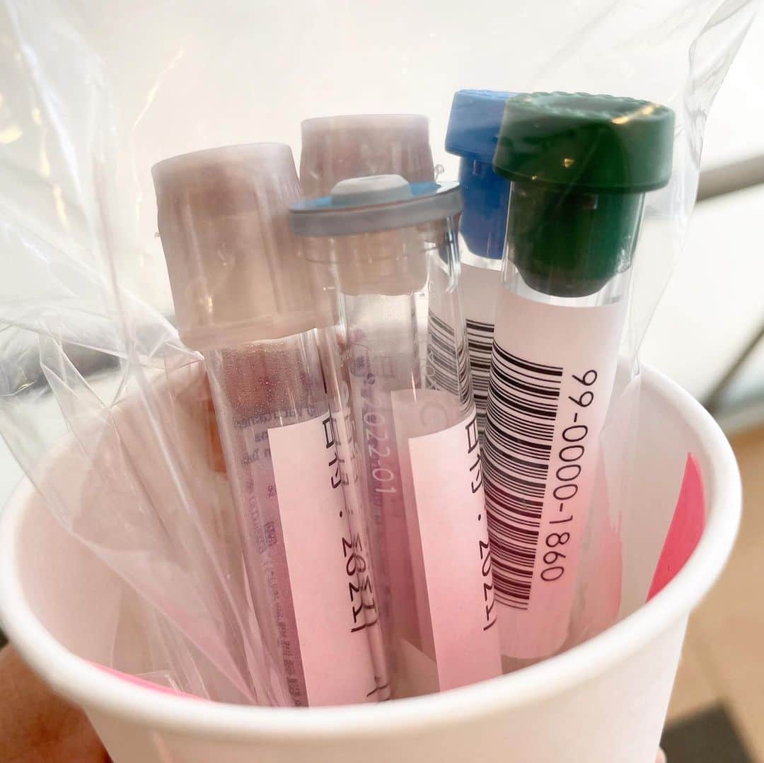 のインスタグラム：「Taking part in a blood plasma donation research for COVID-19 recoverers who have been vaccinated.  Hopefully I have enough antibodies to be able to be of use to present and future COVID-19 sufferers. Also feeling thankful to researchers and scientists who are diligently continuing research throughout the pandemic.  オリンピックボランティアの合間に 「COVID-19回復者血漿の採取と抗体価・活性に関する研究」に血液を提供してきた。 半年前に参加した同じ回復者血漿研究では 提供に十分な抗体が もう私の中に残っていなかったため、 少ししか研究に役立てなかった。 しかし、ワクチンを打った後、 回復者は抗体価が大幅に高くなると想定できるため、 新たに血漿の提供で役立てるかもとご連絡いただき、 まずは再び抗体価を調べる血液提供へ。  また１０本くらい採血！ だが、折角来たし、 現在だけではなく、 人類が別のウィルスと対峙しなくてはならない 未来の研究に役立つ枠などにも参加、 いま採れるだけ採っていただいた。  血漿提供まで行けると、 自分の血漿やそこから作った血清で 直接いま罹患中の方の治療に役立てる可能性がある。 提供できるくらい抗体価が上がっているといいなぁ。  #covid_19 #covidvacccine  #covidantibodies #bloodplasmadonation #diseasecontrolandpreventioncenter  #国立国際医療研究センター #新型コロナ  #ワクチン接種で役立てる #回復者血漿  #コロナ研究に日々ご尽力くださる方々に感謝  #誰かのためにできること」