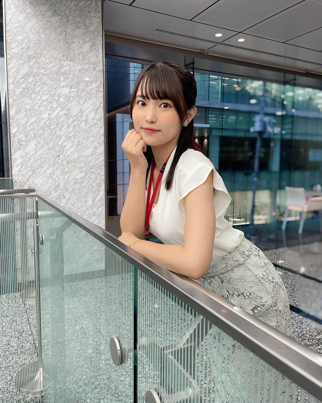 坂東遥さんのインスタグラム写真 - (坂東遥Instagram)「◯ ・ ⛲️🕊  ほんとにOLさんみたいな 私服だった日！  最近、サレタガワのブルーって いうドラマにハマってる🫐  以前行かせてもらった @byousokukogao_shibuya さん 効果がすごいあったから ハイフ通っちゃうことにしました〜！  このお店は都内初導入の ウルトラ4Dハイフを使用していて ショット数に制限が無いから 効果を毎回感じやすい〜😊  坂東遥のインスタを見た！で 128000円→9800円で体験出来るよ！ （水光注射クリームも付いてる）  男性の方も女性の方も 行きやすいお店なのでぜひ🏰  綺麗な女性を 更新しつづけたいからがんばる✨」8月2日 12時52分 - b.haruka1103