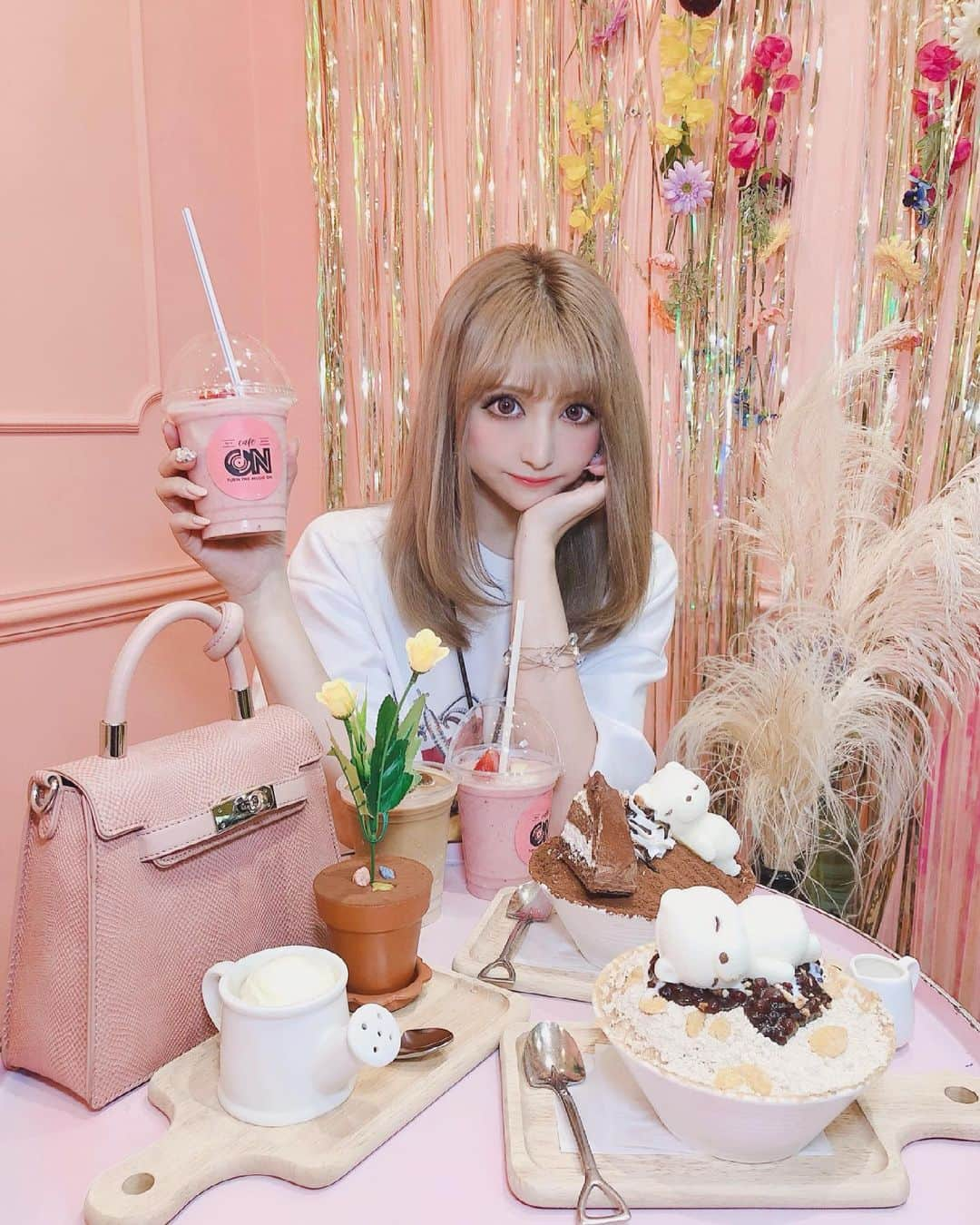 桜井莉菜さんのインスタグラム写真 - (桜井莉菜Instagram)「新大久保にある 【 @cafeon 】 可愛過ぎる🧸💖 そして美味し過ぎた🤤 カキ氷も一口もらったけど、フワッフワで美味しかったぁ🍧 私はティラミスを食べたよん❤️❤️❤️ いちごバナナジュースもめちゃ美味しかった💖 くまさんは可愛過ぎて食べづらいけどね😂」8月2日 12時53分 - rina__sakurai