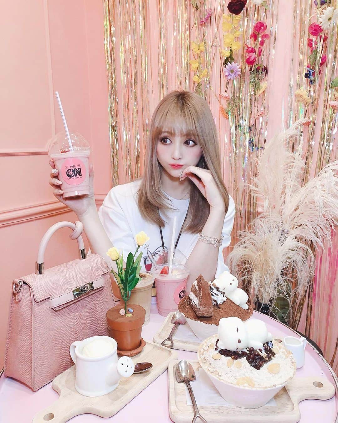 桜井莉菜さんのインスタグラム写真 - (桜井莉菜Instagram)「新大久保にある 【 @cafeon 】 可愛過ぎる🧸💖 そして美味し過ぎた🤤 カキ氷も一口もらったけど、フワッフワで美味しかったぁ🍧 私はティラミスを食べたよん❤️❤️❤️ いちごバナナジュースもめちゃ美味しかった💖 くまさんは可愛過ぎて食べづらいけどね😂」8月2日 12時53分 - rina__sakurai