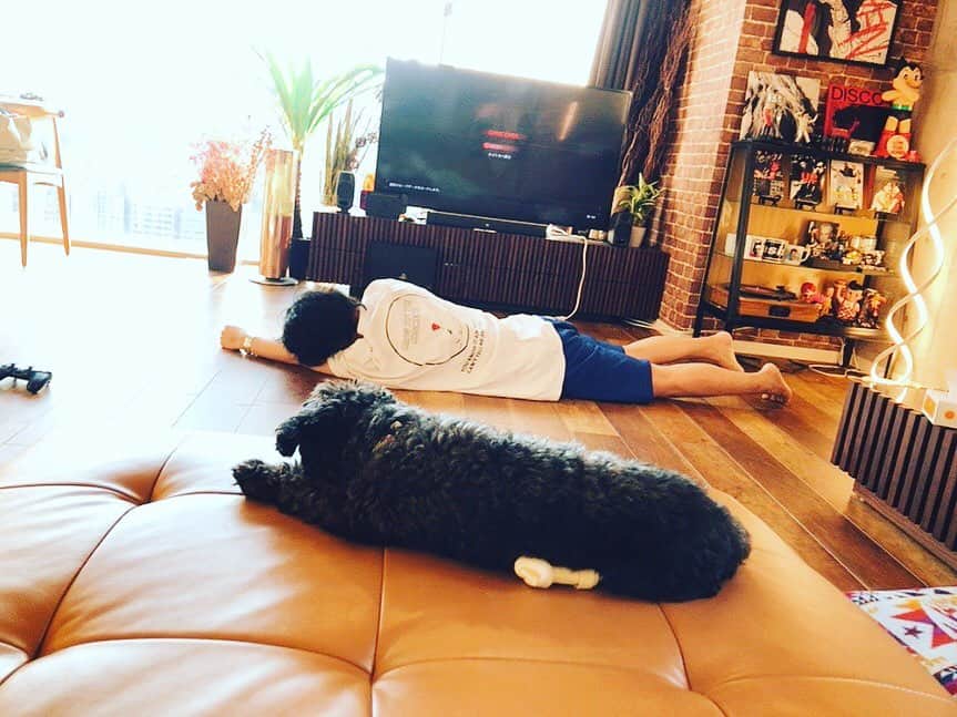 山中拓也さんのインスタグラム写真 - (山中拓也Instagram)「休日はゴマちゃんとひなたぼっこをすることにしました。 #ゴロゴロするのも悪くない #頭休ませたい #同じ格好なのウケる」8月2日 13時11分 - oraltakuya