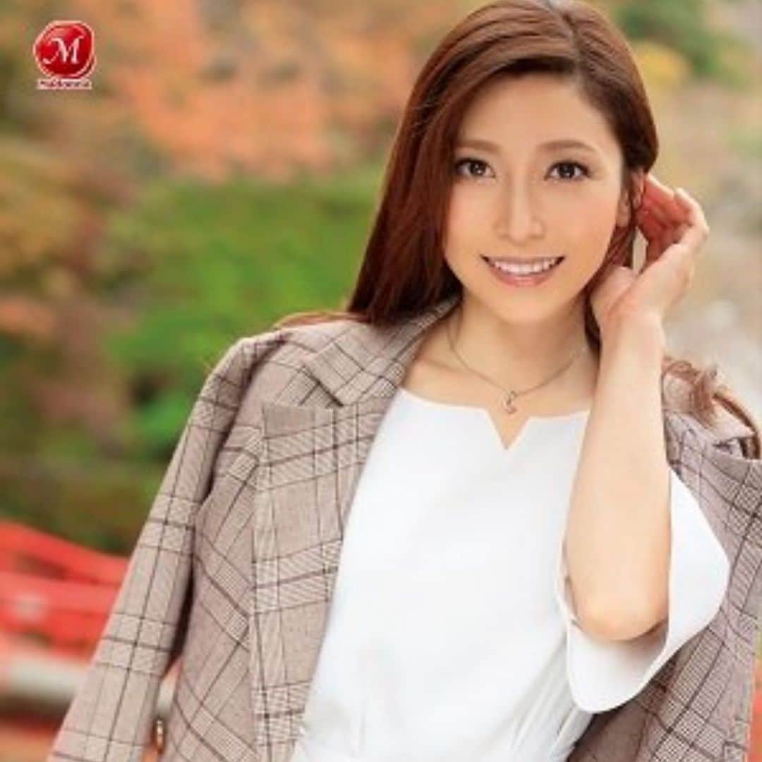 白木優子のインスタグラム：「白木優子 100作品突破記念 6枚組 24時間 ～人妻・熟女界に金字塔を打ち立てる、絶対的エースのメモリアルBEST～  FANZAにてご購入お願いします❤️  #白木優子 #セクシー女優 #マドンナ #熟女」