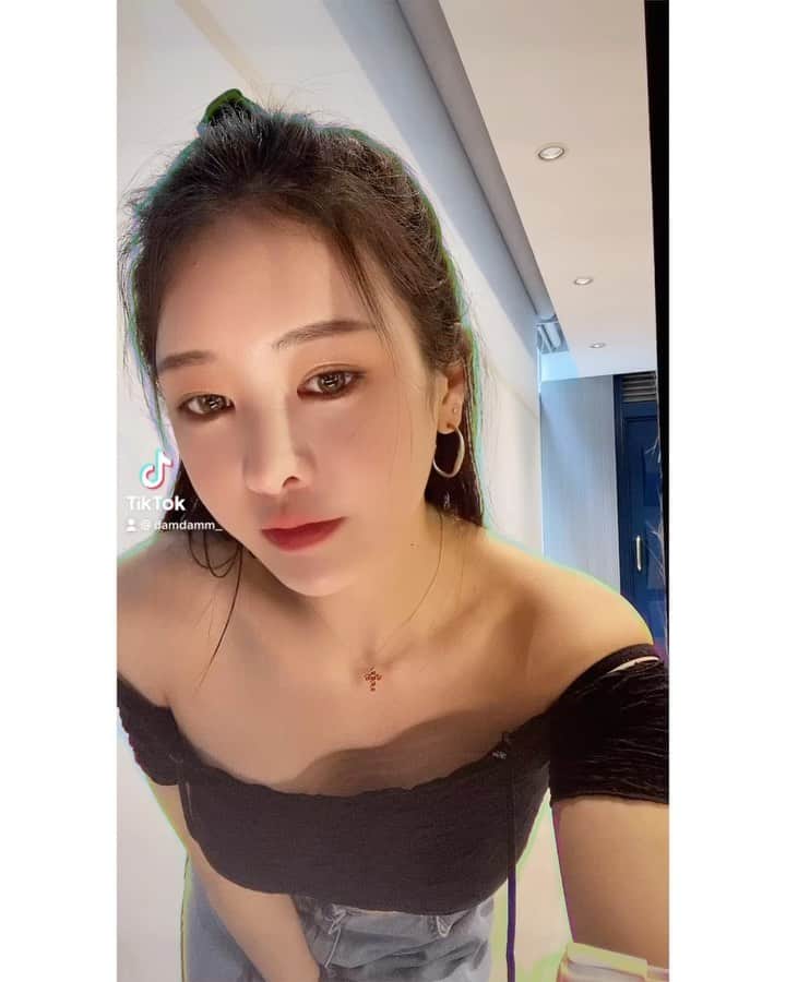 ハダムのインスタグラム：「오늘모해유??? 루이카페루 놀러와여어어 😛💕 . . #포미닛 #오늘뭐해 #salondelouis #cafe」
