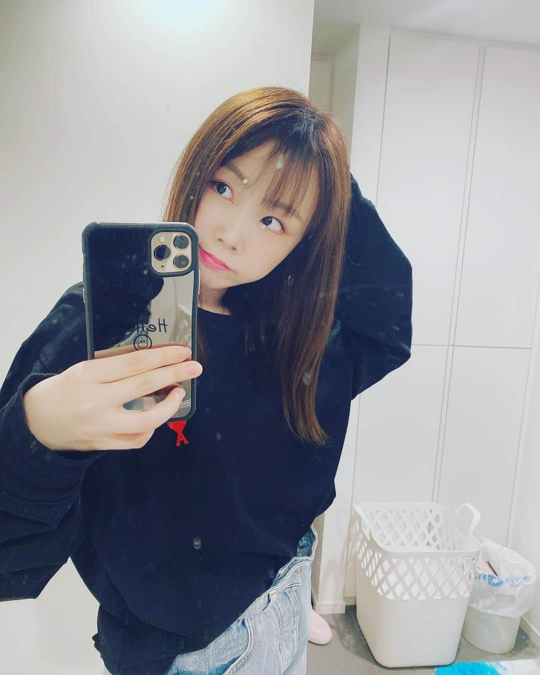 あやなんさんのインスタグラム写真 - (あやなんInstagram)「最近の服とか自分とか載せておこう と思い9枚も写真を選びました。  しかし、これを見た皆さんが 得られた情報は 「この家の鏡は汚すぎる」 ということだと思います。  なので今回は鏡の汚れの原因を 解明していこうと思います。  まず、今は次男による "なんでも口に含んでみる 大作戦が"絶賛開催中のため 全身鏡に写る自分を見つけては、 近づいて食べています。  長男はねるねるねるね等のベタつきの あるお菓子や、せんべいを食った後の こなっこなの手で容赦なく全身鏡に 接触しています。諦めています。  ちなみにこちらの女性も、 ヘアオイルや化粧水などが付いた手で 平気で洗面所の鏡を触りますので 非常に迷惑しています。  更に、旦那は激しめの電動歯ブラシを 使用しておりその歯ブラシの動きにより 吹き飛んだ歯磨き粉が鏡に 跳ね返ることが多々あります。  このように、鏡の汚れには様々な ストーリーがありました。 一概に「汚い」とは言えないかも しれないですね。  しかし見た目は紛れもなく汚いので 毎日鏡を磨くことを習慣にしていきたいと思います。  ありがとうございました。  #鏡の汚れ日記」8月2日 23時46分 - ayachan_0619