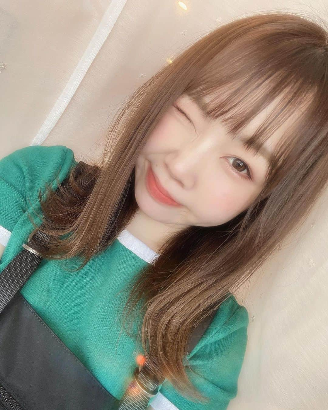 あやなんさんのインスタグラム写真 - (あやなんInstagram)「最近の服とか自分とか載せておこう と思い9枚も写真を選びました。  しかし、これを見た皆さんが 得られた情報は 「この家の鏡は汚すぎる」 ということだと思います。  なので今回は鏡の汚れの原因を 解明していこうと思います。  まず、今は次男による "なんでも口に含んでみる 大作戦が"絶賛開催中のため 全身鏡に写る自分を見つけては、 近づいて食べています。  長男はねるねるねるね等のベタつきの あるお菓子や、せんべいを食った後の こなっこなの手で容赦なく全身鏡に 接触しています。諦めています。  ちなみにこちらの女性も、 ヘアオイルや化粧水などが付いた手で 平気で洗面所の鏡を触りますので 非常に迷惑しています。  更に、旦那は激しめの電動歯ブラシを 使用しておりその歯ブラシの動きにより 吹き飛んだ歯磨き粉が鏡に 跳ね返ることが多々あります。  このように、鏡の汚れには様々な ストーリーがありました。 一概に「汚い」とは言えないかも しれないですね。  しかし見た目は紛れもなく汚いので 毎日鏡を磨くことを習慣にしていきたいと思います。  ありがとうございました。  #鏡の汚れ日記」8月2日 23時46分 - ayachan_0619