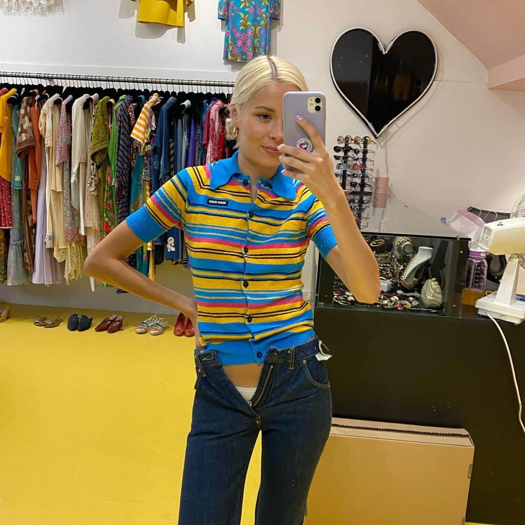 ニーナ・ネスビットのインスタグラム：「can we please make this new jeans fashion? can’t zip them up 😢 i’m going on tv this week lol help me pick at outfit - look 2, 3, 4, 5, 6 or 7? 💙 @karenclarkson  p.s I think my eyes go cross eyed when I take mirror selfies」