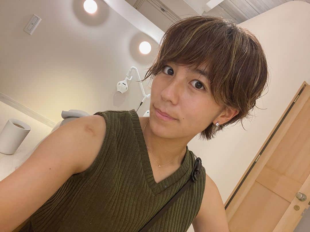 岩渕真奈さんのインスタグラム写真 - (岩渕真奈Instagram)「💈💈💈 ⁡ パーマかけてすまし顔してみましたー🤡🤎 ⁡ ショート、パーマ、ちょっと長いの どれが好きですかー？？？ ⁡ けっこう今回の髪型お気に入りー✌️ ⁡ #NORA」8月3日 0時19分 - iwabuchi.m_jp