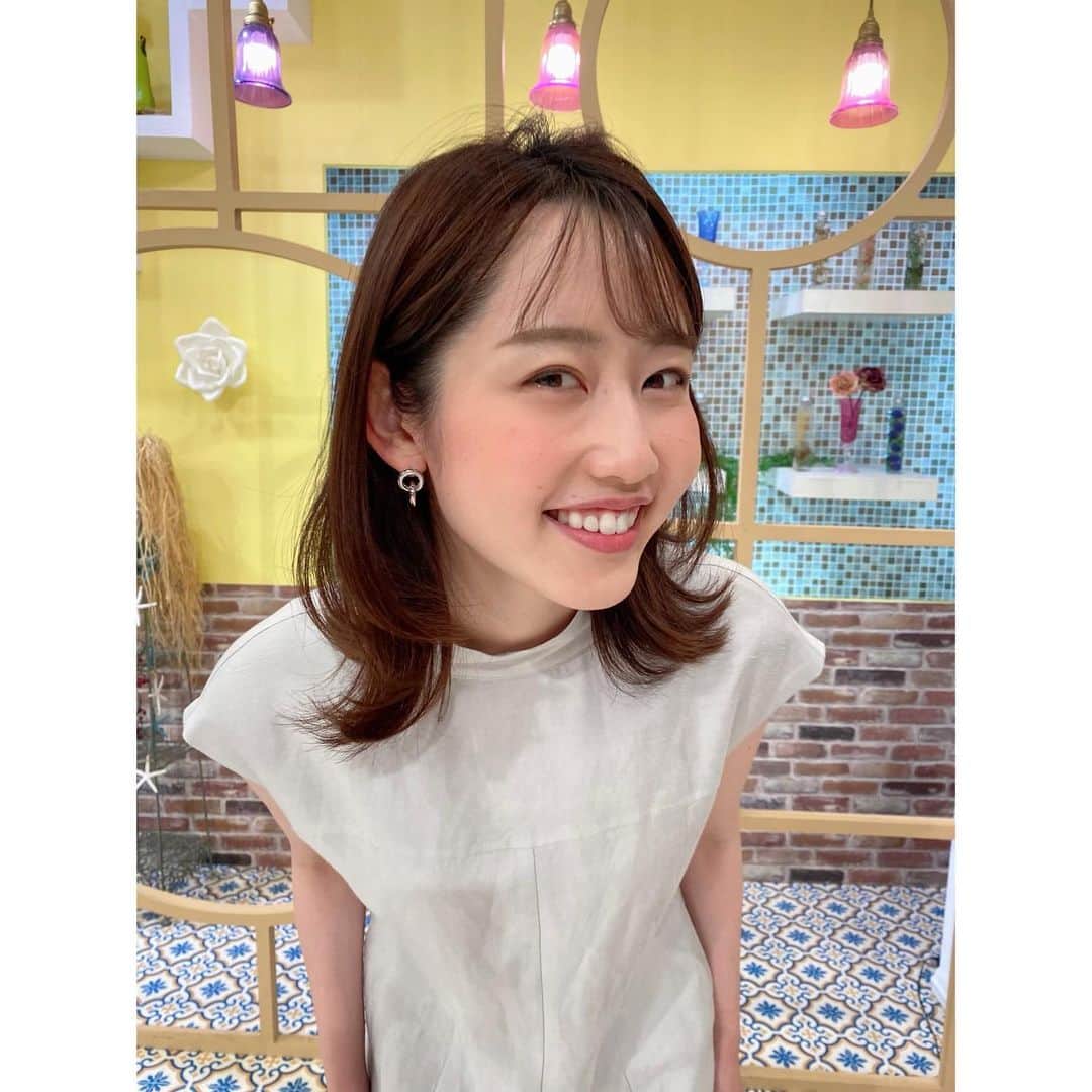 河村綾奈のインスタグラム：「こんにちは！月曜日ですね👜  今週も『イマナマ！』は、オリンピック中継のため、 18時15分〜ニュース主体の短縮バージョンでお届けします。 青山さん&中根さんのご担当です🍋  なお、ラジオ『ごぜん様さま』は、(木)(金)通常通り喋らせていただきます🙌💕 普段あんまりラジオに親しみがない方も、 radiko（ラジコ）というスマホアプリをダウンロードすれば お住まいの地域の放送は無料で聴けるので、 夏のおうち時間、お供の一つとして、 是非お耳にかかれればと思います😊  以上、お知らせでした💐 今週も、しまっていこーーーー！」