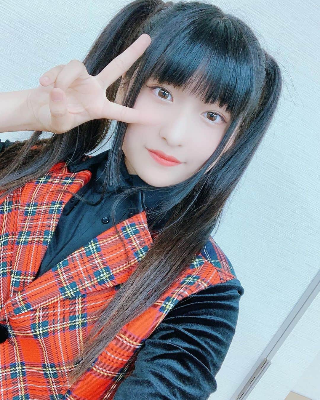 りりりさんのインスタグラム写真 - (りりりInstagram)「この衣装が可愛すぎて…❣️❣️❣️ フリフリふわふわでターンするとフワって😳✨✨ 赤チェックのMissMoa.さんのあかねちゃんの可愛すぎる衣装お借りして幸せ気分な一日でした🥰🥰 あかねちゃーん❕ありがとう❕❕ ・ ・ ・ #りりり #コンパス #街キャラバン #衣装 #かわいい #あかねちゃん #ありがとう #一日だけアイドルになれました」8月2日 15時59分 - ririri1116