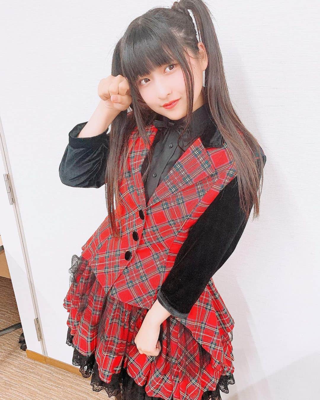 りりりのインスタグラム：「この衣装が可愛すぎて…❣️❣️❣️ フリフリふわふわでターンするとフワって😳✨✨ 赤チェックのMissMoa.さんのあかねちゃんの可愛すぎる衣装お借りして幸せ気分な一日でした🥰🥰 あかねちゃーん❕ありがとう❕❕ ・ ・ ・ #りりり #コンパス #街キャラバン #衣装 #かわいい #あかねちゃん #ありがとう #一日だけアイドルになれました」