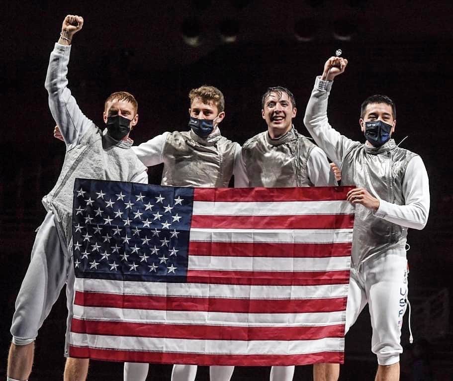 太田雄貴のインスタグラム：「舞台裏  3位決定戦が終わったあと、 引き上げるアメリカチームの選手達が観客席にいた僕を呼んだ。 「素晴らしい舞台をありがとう。日本中の皆さんに感謝している」 彼らの人間性に感動した。 彼らが3位では満たされない事を知っていたから。  彼らは金メダルだけを目指して東京オリンピックに挑んだ。 この2年間で1度しか負けてなかった。優勝候補筆頭。 しかし、個人戦は表彰台はおろか誰もベスト8にすら入れなかった。  そんな彼らが死ぬ物狂いで団体に賭けていた。結果は振るわず準決勝で敗れた。準決勝敗退後の彼らは抜け殻そのものだった。  そんな状態の中でも、3位決定戦の試合終了直後に感謝を述べる事が出来る彼らの人間性に感動した。  この状況下で大会を開催する大変さを、国民の理解が得難いこと彼らは理解していたのだ。  彼らが切望した金メダルは彼らには渡らない。 だけども彼らの人間性は間違いなく金メダルだった。 こちらこそありがとう。」