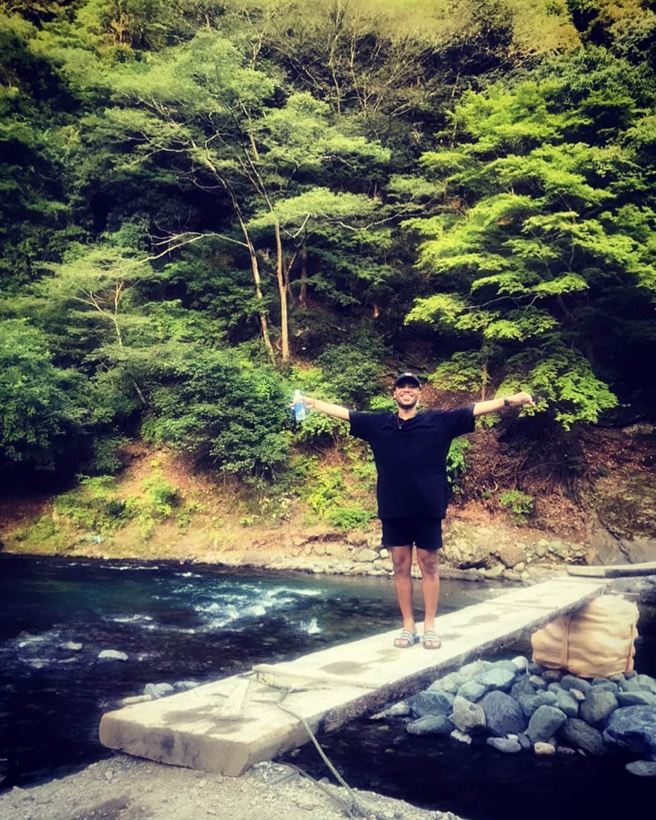 Richesのインスタグラム：「大自然と黒人 ・ ・ #リチェス #パリピ #youtube #youtuber #金髪 #黒人 #ハーフ #番号教えて #由比ヶ浜 #tバック #歌舞伎町 #新宿 #東京 #入間 #埼玉 #ガーナ #新潟 #一人暮らし #丁寧な暮らし #riches #tokyo #japan #ghana #hiphop #party #love #instagood #happy #followme #follow」