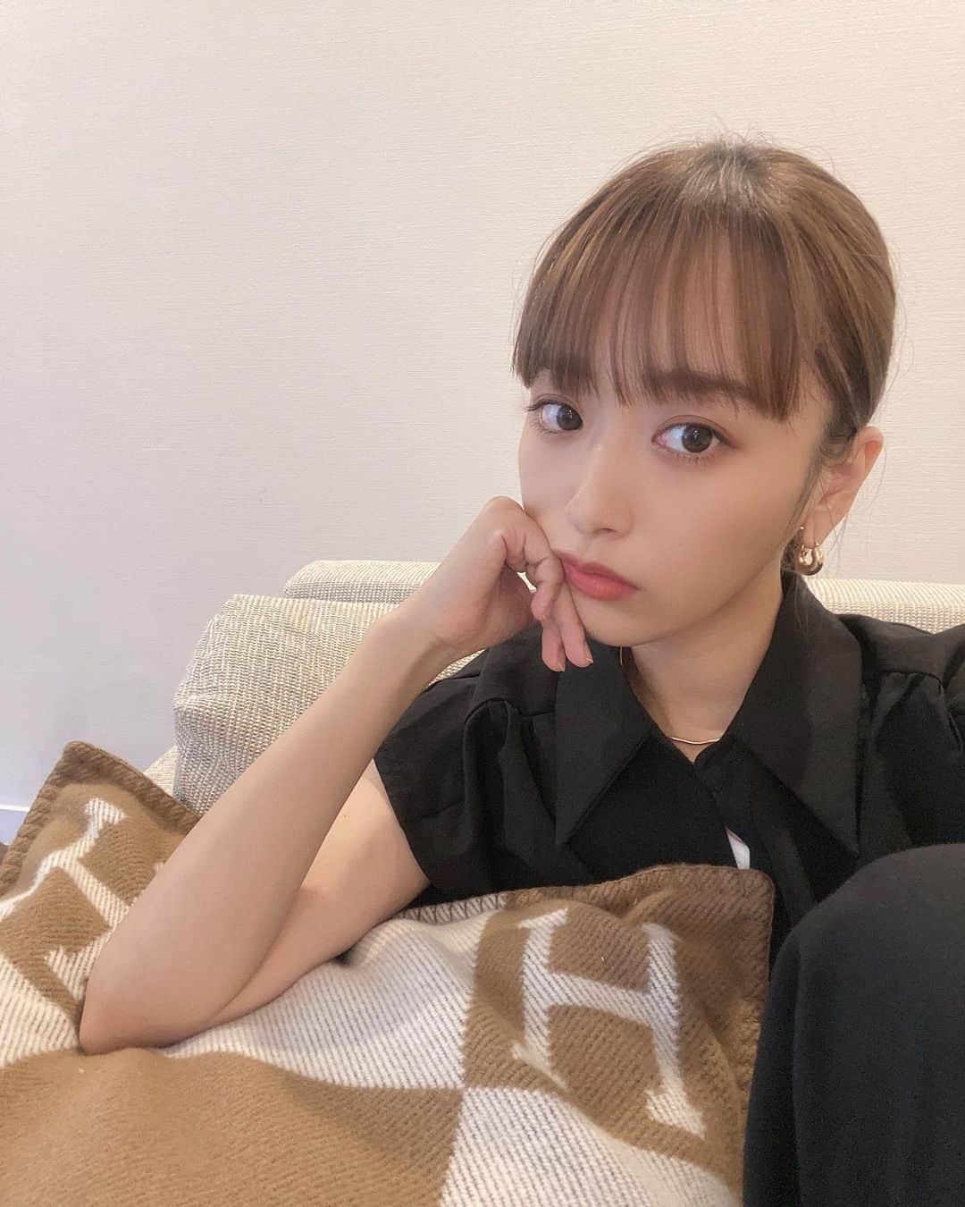 近藤千尋のインスタグラム：「仕事終わって一回帰宅🏠 お迎えまで30分。 ご飯作ってない。やばい😞笑 みんなのご飯おーしーえーてー😞💞  カラコンはプロデュースの新作サンプル🥰 お楽しみに〜🧡🧡🧡  #自撮りしてる暇じゃないのよ  明日はYouTubeライブ🧡 みてね📺📺📺🤩 #夕飯 #献立 #コメントしてくださった皆様でつくりあげる #献立表 #いつもありがとうございます😍❤️」