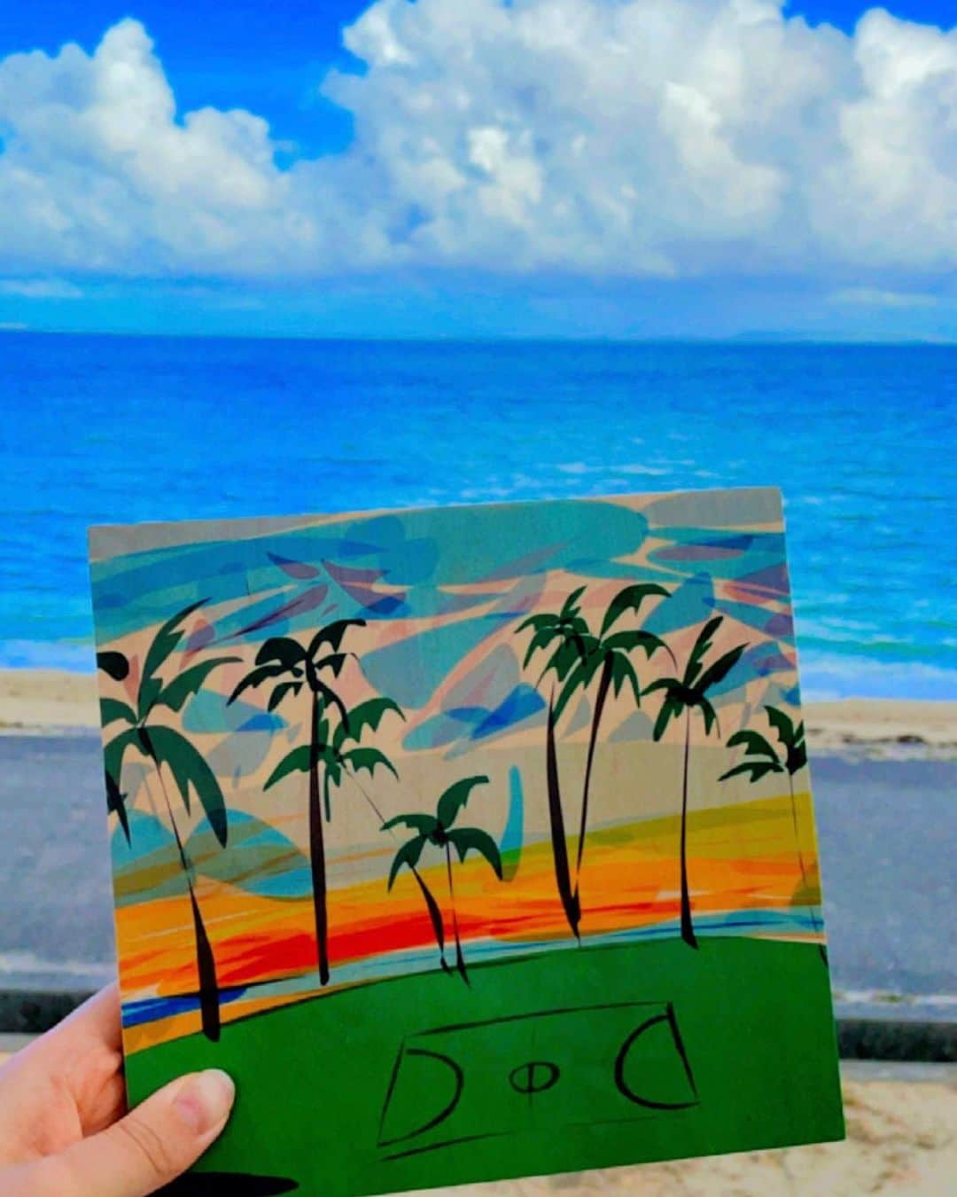 山田愛のインスタグラム：「My babies🥰 I didn't post it!  WOOD ART  @lifeisajourney_aloha   つるつるに削られた白樺の木にArtが載りました✨ 本当にお気に入り💙感謝です。  ☀️🌈😍 ALOHA!🤙🏽🌴🌺  #hawaii #aloha #behappy #art  #lifeisajourney #basketball #woodart #beach #ocean #surf #palmtree #ハワイ」