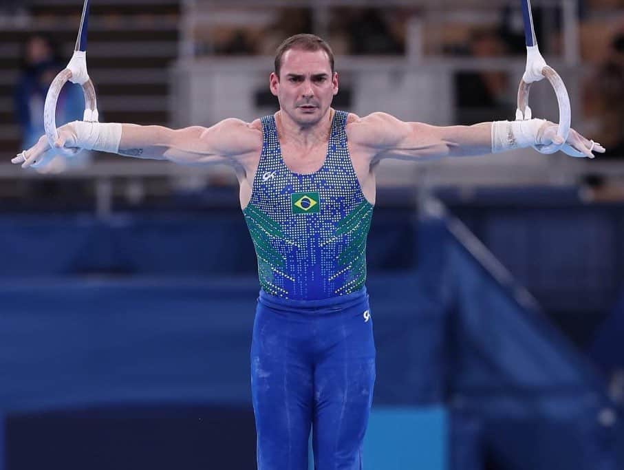 アルトゥール・オヤカワ・マリアノのインスタグラム：「Herói! Gigantes da nossa ginástica, nossa inspiração, nossa motivação e fizeram história!  Admiro demais e um baita orgulho treinar do lado de vcs ⭐️❤️🥇  Parabéns 🤸🏻‍♂️ #arthurzanetti #olympics #tokyo2020 #toquio2020 #jogosolimpicos #ginasticaartistica   Foto: Ricardo Bufolin @rbufolin」