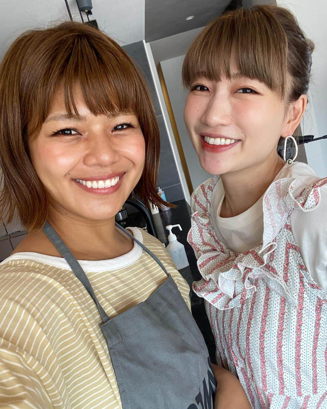 クロさんのインスタグラム写真 - (クロInstagram)「⁡ 本日は桃ちゃんとやってる @momo.official   YouTube 「桃クロちゃんねる」 の撮影でした〜🍑✨✨ ⁡ 今日は大好きな簡単すぎるおつまみを桃と作ったので楽しみにしていてください♩∗ ︎*ﾟ  「桃クロちゃんねる」は毎週火金19:00upでございますっ🙏🏽🌈✨✨✨  雑談に花が咲きすぎたり 桃にウォーキングデッド見させられたり アイスをもらったり 赤子に癒されまくったり 帰りにヤクルトをもらったり 楽しい現場です🧟‍♀️🍒🍒🍒  （エプロンは桃にフリフリの方きてもらってる） （ウォーキングデッド怖くて必殺！目と耳塞いでる）  #桃クロ #あいのり #桃クロちゃんねる #YouTube #YouTube撮影 #簡単おつまみ #電子レンジ調理 #ママヘア #instagood #instalike #babygirl #mamagirl #クロリサ的ヘア」8月2日 17時39分 - kuro_risa