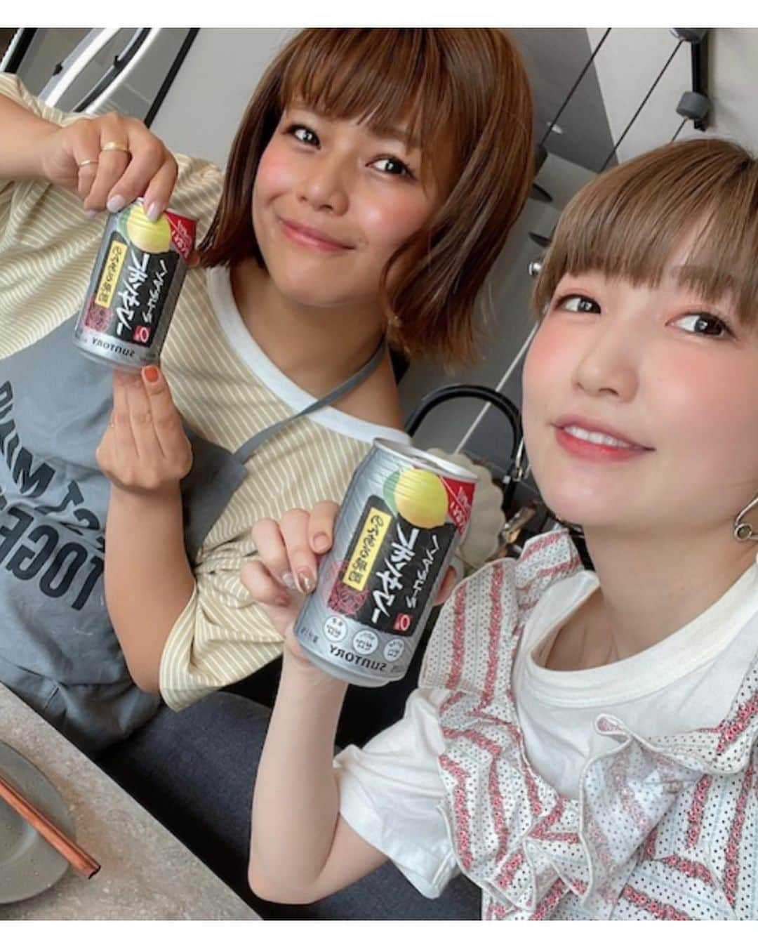 クロさんのインスタグラム写真 - (クロInstagram)「⁡ 本日は桃ちゃんとやってる @momo.official   YouTube 「桃クロちゃんねる」 の撮影でした〜🍑✨✨ ⁡ 今日は大好きな簡単すぎるおつまみを桃と作ったので楽しみにしていてください♩∗ ︎*ﾟ  「桃クロちゃんねる」は毎週火金19:00upでございますっ🙏🏽🌈✨✨✨  雑談に花が咲きすぎたり 桃にウォーキングデッド見させられたり アイスをもらったり 赤子に癒されまくったり 帰りにヤクルトをもらったり 楽しい現場です🧟‍♀️🍒🍒🍒  （エプロンは桃にフリフリの方きてもらってる） （ウォーキングデッド怖くて必殺！目と耳塞いでる）  #桃クロ #あいのり #桃クロちゃんねる #YouTube #YouTube撮影 #簡単おつまみ #電子レンジ調理 #ママヘア #instagood #instalike #babygirl #mamagirl #クロリサ的ヘア」8月2日 17時39分 - kuro_risa