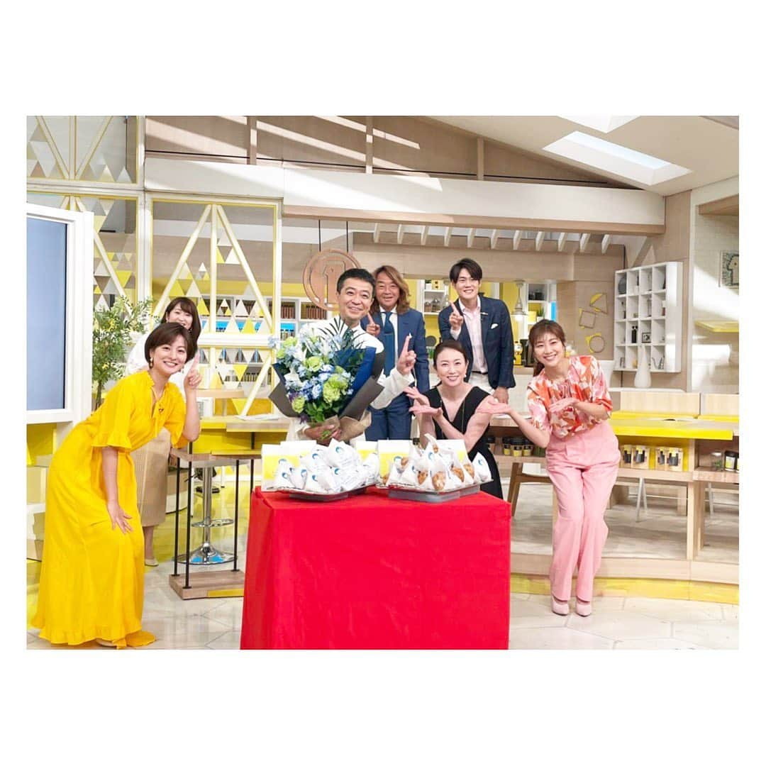 田中雅美さんのインスタグラム写真 - (田中雅美Instagram)「8月1日の日本テレビ「シューイチ」 @shu1tv   番組終わりに中山秀征さん @hidechan0731  のお誕生日お祝い〜☺️  番組に対しても、出演者に対しても、スポーツに対しても、芸能に対しても、愛情深く、本当に優しくて素敵なシューイチのパパさん。 いつも若々しくてエネルギッシュなヒデさん、おめでとうございます！！！  ・ ・ この日は、 潮田玲子ちゃん　@reikoshiota_official  と 北澤豪先輩 @tsuyoshi_kitazawa_official  共演させていただきました。  ・ ・ サッカー、バドミントン、やはり専門家のお二人の話は、とても分りやすくて面白い。 打ち合わせでもオリンピックトークで盛り上がって、本番もあっという間でした。 （打ち合わせ時にはソーシャルディスタンスを取り、マスク着用しています。本番中はソーシャルディスタンスを取り、こちらの写真撮影時以外はマスクを着用しています）  ・ ・  #シューイチ #中山秀征　さん #お誕生日おめでとうございます #潮田玲子　ちゃん #北澤豪　さん #シュークリーム最高でした」8月2日 17時50分 - tanakamasami_official