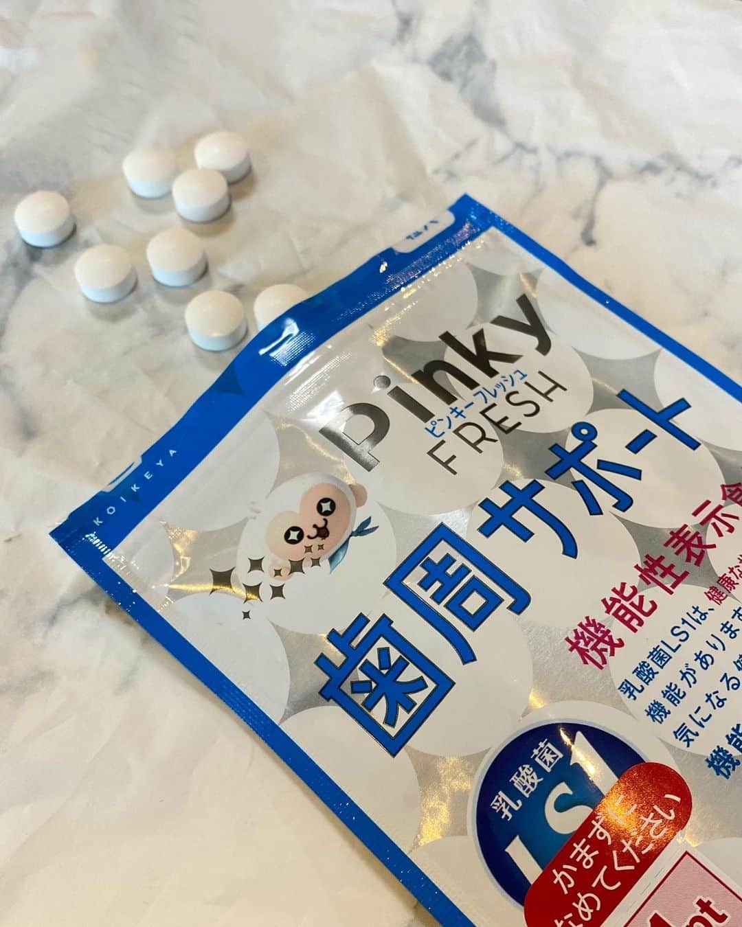 河内麻沙美さんのインスタグラム写真 - (河内麻沙美Instagram)「#歯ぐきケア 🦷 ． ． みんな口の中のケアってしてる？？ 歯磨きはもちろん、それ以外にもできることはないかなぁと始めてみた歯ぐきケア✨ 1日1個食べるだけで歯周サポートをしてくれるよ👍 そして味も食べやすくて、優しいミント味🍃 これなら簡単に続けられそう😌👍 お口の中のバイ菌さよ〜なら((ヾ(･д･｡)ﾌﾘﾌﾘ ． 湖池屋 #コイケヤ #PinkyFRESH #ピンキーフレッシュ #歯周サポート #歯周ケア#乳酸菌 #乳酸菌LS1 #乳酸菌タブレット #機能性表示食品 #健康な歯ぐきを維持#ママ#２児のママ」8月2日 18時01分 - masamikouchi