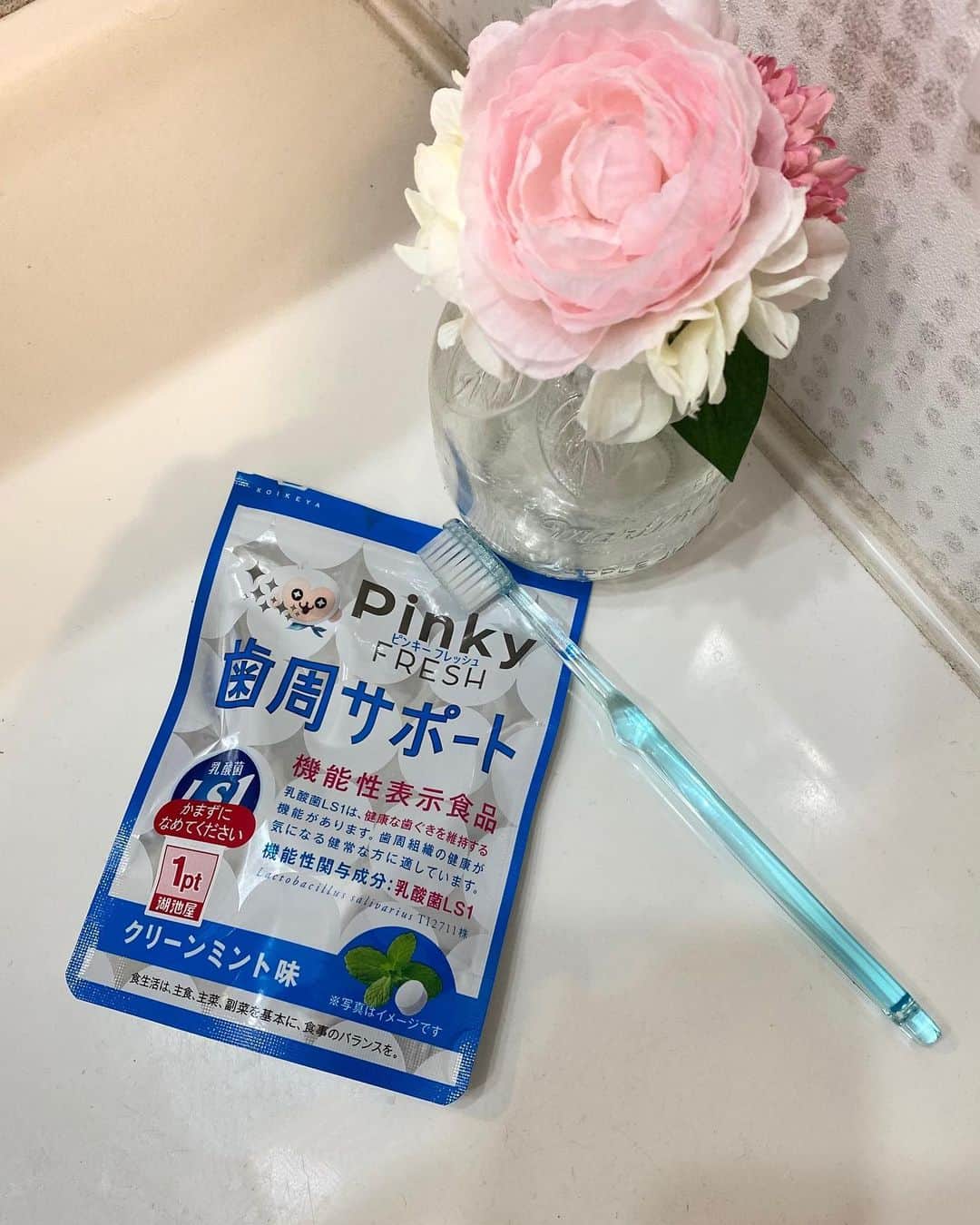 河内麻沙美さんのインスタグラム写真 - (河内麻沙美Instagram)「#歯ぐきケア 🦷 ． ． みんな口の中のケアってしてる？？ 歯磨きはもちろん、それ以外にもできることはないかなぁと始めてみた歯ぐきケア✨ 1日1個食べるだけで歯周サポートをしてくれるよ👍 そして味も食べやすくて、優しいミント味🍃 これなら簡単に続けられそう😌👍 お口の中のバイ菌さよ〜なら((ヾ(･д･｡)ﾌﾘﾌﾘ ． 湖池屋 #コイケヤ #PinkyFRESH #ピンキーフレッシュ #歯周サポート #歯周ケア#乳酸菌 #乳酸菌LS1 #乳酸菌タブレット #機能性表示食品 #健康な歯ぐきを維持#ママ#２児のママ」8月2日 18時01分 - masamikouchi