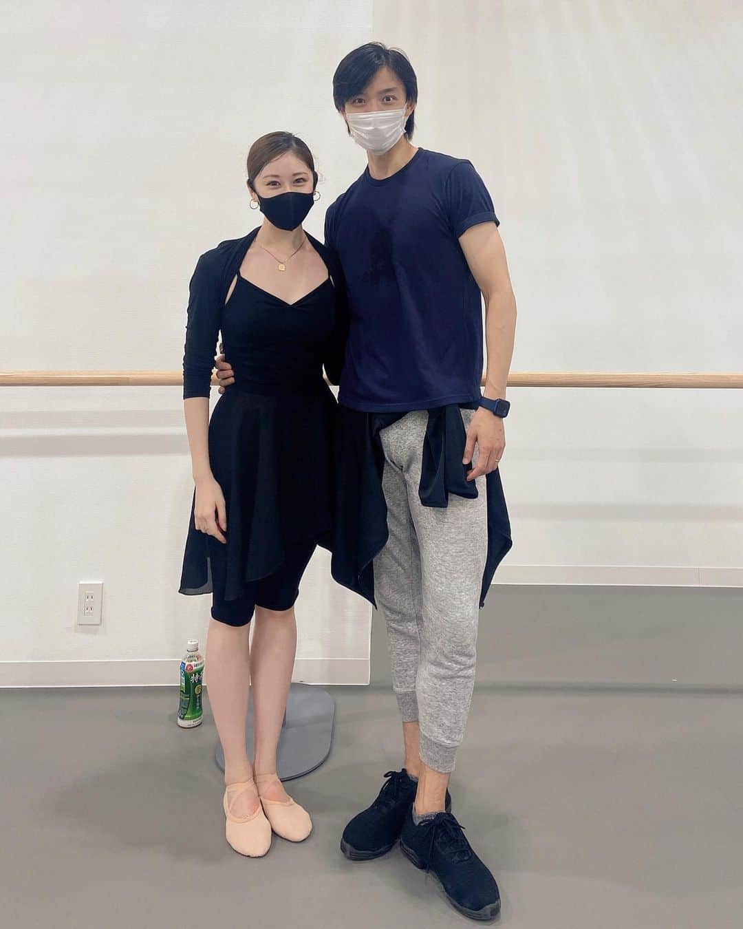 永島あゆみのインスタグラム：「・  ballet lesson🩰 久しぶりにしっかりと基礎からのレッスン してきました！ 先生のレッスンほんとに楽しすぎる😚✨ バーレッスンの初めからもう汗ダラダラで センターの時には滝のように流れてて、、 後半はほんとサウナから出てきた人のよう でしたが運動して流れる汗は気持ちいいですね😆  いつも言ってるかもだけどバレエをしてると 心がなんだか落ち着くし姿勢や自分の身体の 傾きなどものすごく敏感になるし身体のラインの 見せ方や表情、表現の仕方などいっぱい磨けるから レッスンはずっと継続しなきゃだなって！！  ジムでの筋トレもいいけどやっぱり私は バレエやダンスの方が向いてるのかも♡ @yi_song_official 先生今日もありがとう ございました🤗🤗  8月は頑張らなきゃ！！ ・ #ballet#balletlesson#バレエダンサー  #dance#自分磨き#頑張ります#宝塚歌劇団  #オスカープロモーション#♥️」