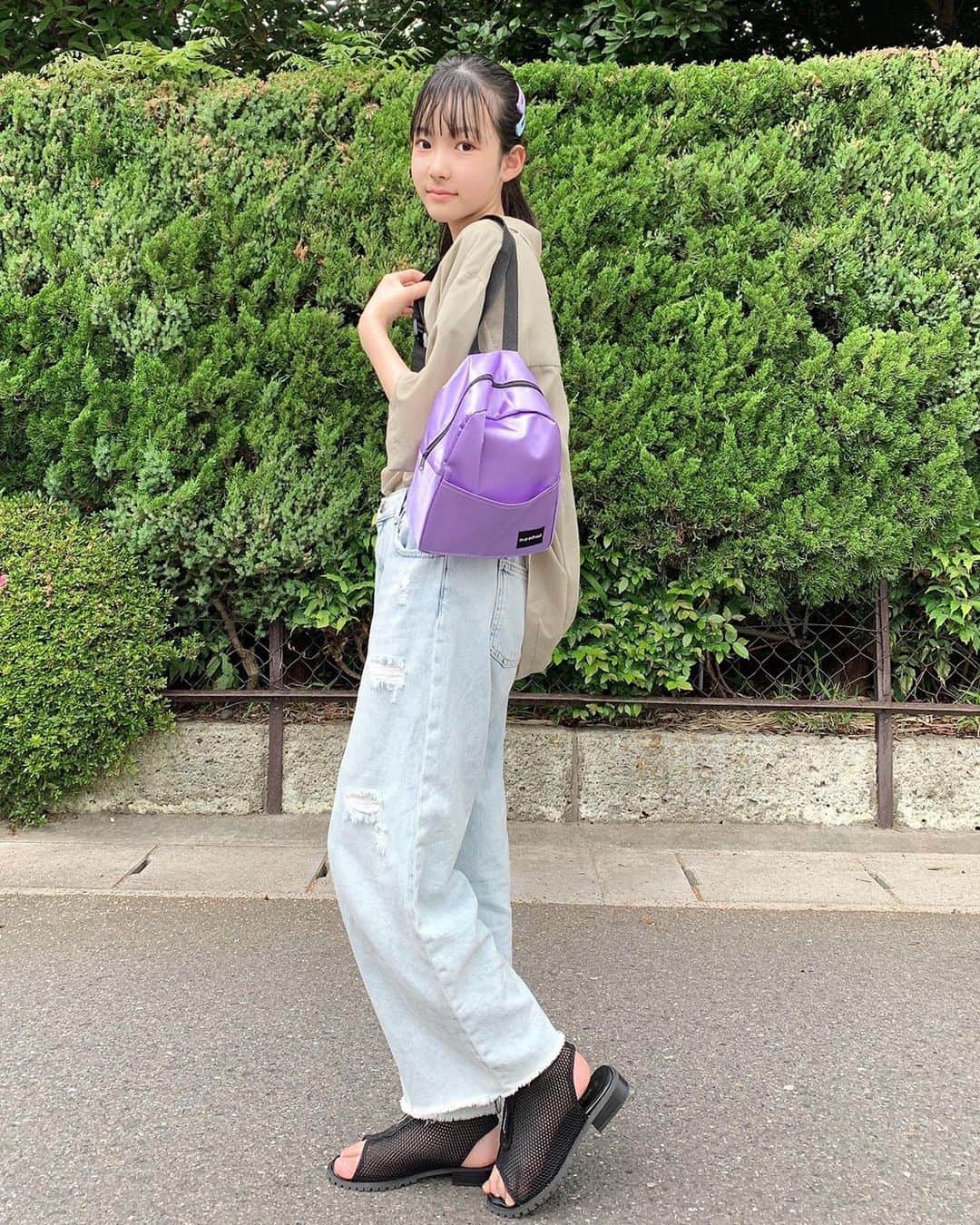 ニコ☆プチのインスタグラム：「ニイナのふろくの使い方💗 とにかくいっぱい入るよ！ 最高やん✌️ . .  8月号の付録はニコ☆プチスクールリュック！ シンプルなデザインとパープルカラーはどんなコーデでもマッチするから使いやすいよ🎵💜 水筒、日焼け止め、本など入れてもまだまだたくさん入る🤩 見た目はコンパクトなのにいっぱい入るって最高やん✌🏻 みんなも使ってね💕 . .  #ニコプチ #ニコプチふろく #プチモのふろくの使い方  #ニコプチふろくのある生活  #ニコプチスクール #ふろく #武藤新奈」