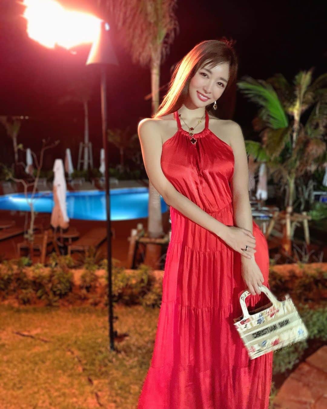 濱野りれさんのインスタグラム写真 - (濱野りれInstagram)「Dressed up in red🌹 I have a lot of @zara clothes but this red dress is super my favorite♥️ It matches the night in Okinawa, doesn't it?😘  . 沖縄Stay中の夜ご飯の写真🍹 お洋服は何年か前にNYで買ったZARAちゃんだよ👗真っ赤で可愛いでしょー😍 とってもお気に入り♥️ . #okinawa #okinawajapan #japan_of_insta #japan_vacations #japan_night_view #zara #zarawoman  #reddress #dressup #沖縄 #南国 #ドレス #ワンピース」8月2日 18時33分 - riregram