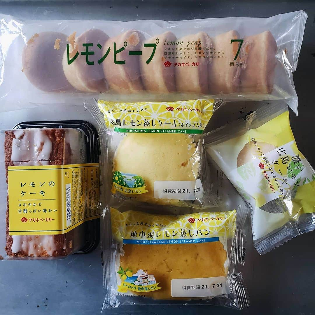 tamiさんのインスタグラム写真 - (tamiInstagram)「* #レモン 🍋 *  @takaki_bakery_official 、夏の陣🍋  暑い夏にピッタリなレモン味。  爽やかだから、 ちょっと食欲ない時でも食べれそうだし、 胃もたれしなさそうだし、 レモン味の蒸しパンとか、永遠に食べ続けられそうだし。 冷やして食べても美味しいし🍋  夏バテ知らずな私の胃に、 どんどん吸い込まれていくよ～～🍋 (それはそれで困ったもんだ…)  * #タカキベーカリー #パン#菓子パン#レモンケーキ #朝食#おやつ#3時のおやつ #蒸しパン#レモン味#レモンシリーズ」8月2日 18時27分 - tami_73