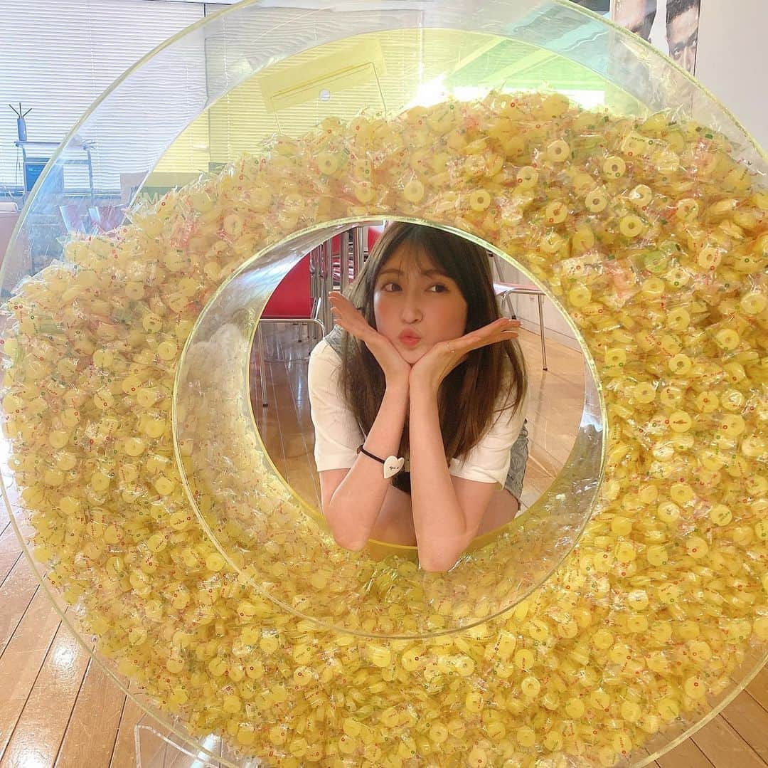 吉田朱里さんのインスタグラム写真 - (吉田朱里Instagram)「ラジオ生放送でした📻 パイン飴がいっぱ🍍 #musicbit #パイン飴」8月2日 18時36分 - _yoshida_akari