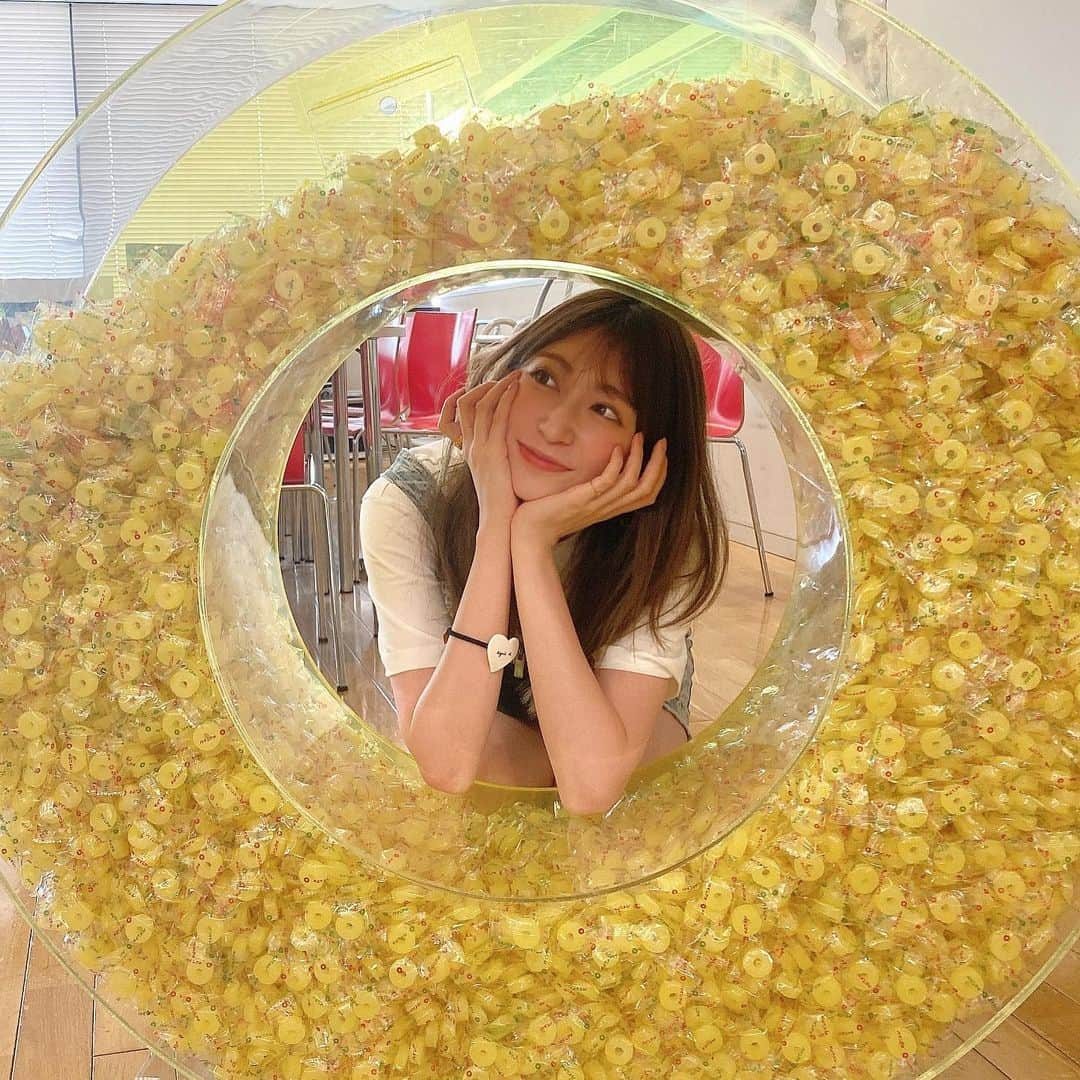 吉田朱里さんのインスタグラム写真 - (吉田朱里Instagram)「ラジオ生放送でした📻 パイン飴がいっぱ🍍 #musicbit #パイン飴」8月2日 18時36分 - _yoshida_akari