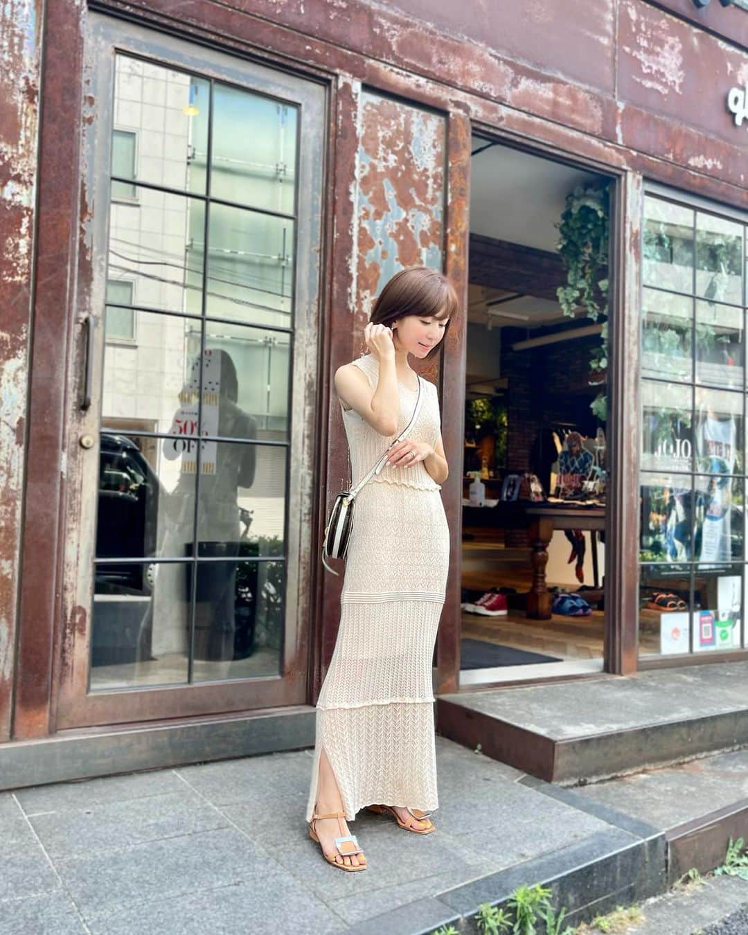 のインスタグラム：「・ 撮影終わりに📸❤️  このワンピースも @laymee_official なんですが 明後日水曜日19時から さおさん @laymeesao と LaymeeのおすすめコーデをLive配信します🤍🤍 夏真っ盛りですが 3枚目のような秋冬アイテムを ご紹介しちゃうよ☺️💕 Sサイズさんが着るとこうなるよ こんな着方がおすすめだよっというのを お話ししたいと思っています❤️  ぜひインスタライブ遊びにきてね☺️✨  絶賛副反応中💉の佐彩より🥺」