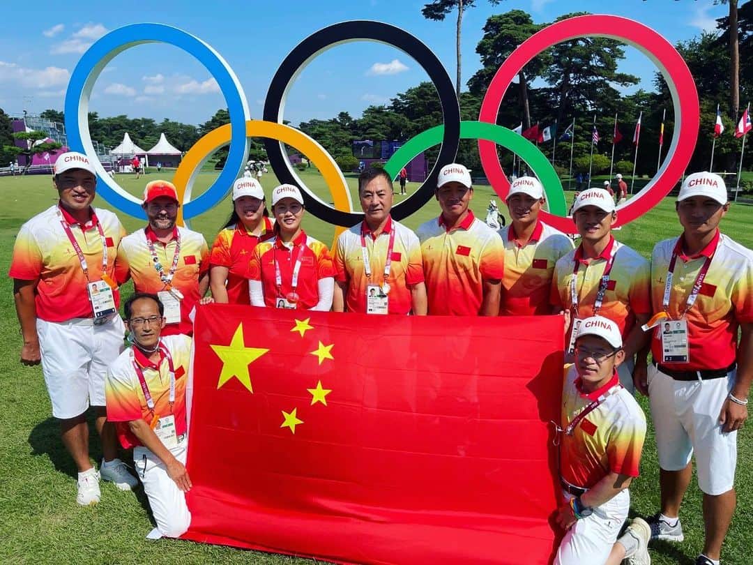 フォン・シャンシャンのインスタグラム：「Thank you AShun and @carlyuan0321 for your great performance in the men’s game! Now the girls are ready to go! @janetlinxiyu #TeamChina #Olympics #OlympicGolf 😎🇨🇳⛳️💪🔥」