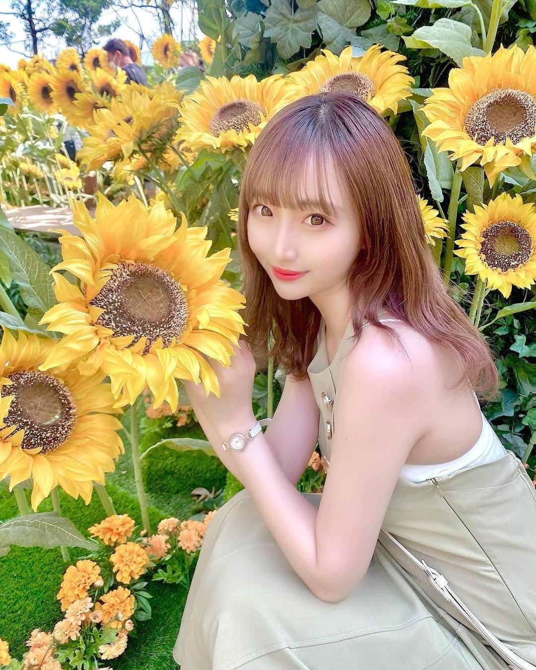 のインスタグラム：「いつかはみんなにもっと愛される素敵な 女性になりたい🌻  #ひまわり#向日葵#eimyistoire  #向日葵畑#エイミーイストワール #名古屋#名古屋駅#大名古屋ビルヂング  #名古屋ビルヂング」