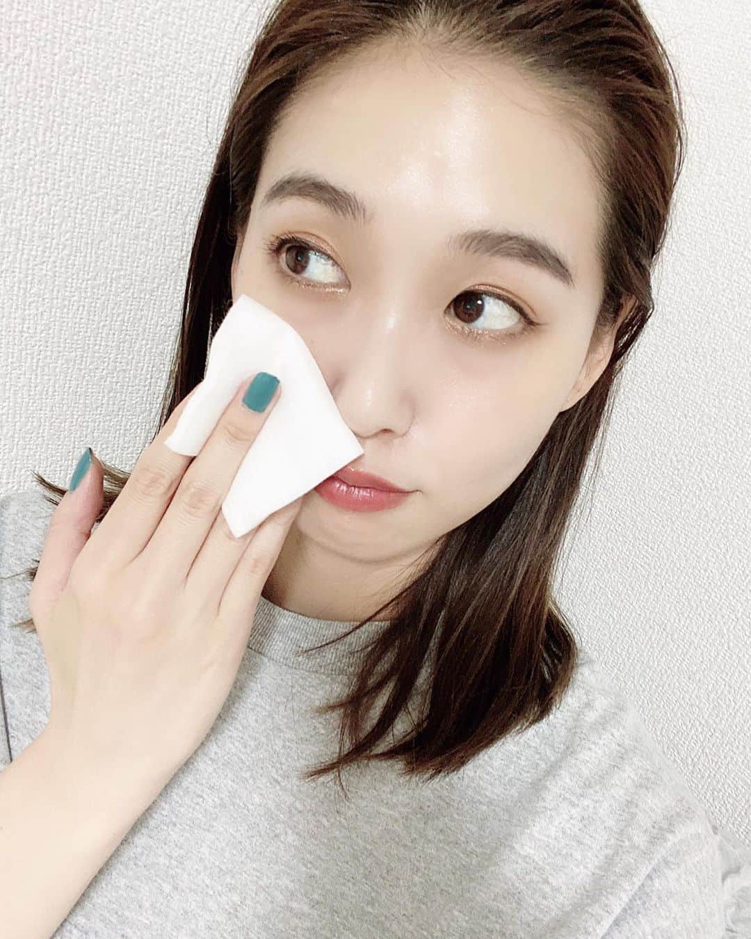 谷川りさこさんのインスタグラム写真 - (谷川りさこInstagram)「これからの季節、 お肌ケアは特に大切で ニキビなどに悩む人もいると思います。  そんな人にオススメなのが 普段の洗顔にプラスしてケア出来る オードムーゲローション （医薬部外品）！！  今までの洗顔＋スキンケアだけの ケアではなく、 洗顔後にまずオードムーゲローションのふきとり化粧水でふきとりケアをします！  肌をこするのではなく、肌表面の汚れをなでるように 丁寧にふきとるというケアをして、 ニキビのできにくい肌を目指せます！  #オードムーゲ #ふきとり化粧水 #ニキビにはオードムーゲ #ふきとりケア体験 #プチプラコスメ #ドラコス #ドラッグストアコスメ #小林製薬_PR」8月2日 19時19分 - risakoko