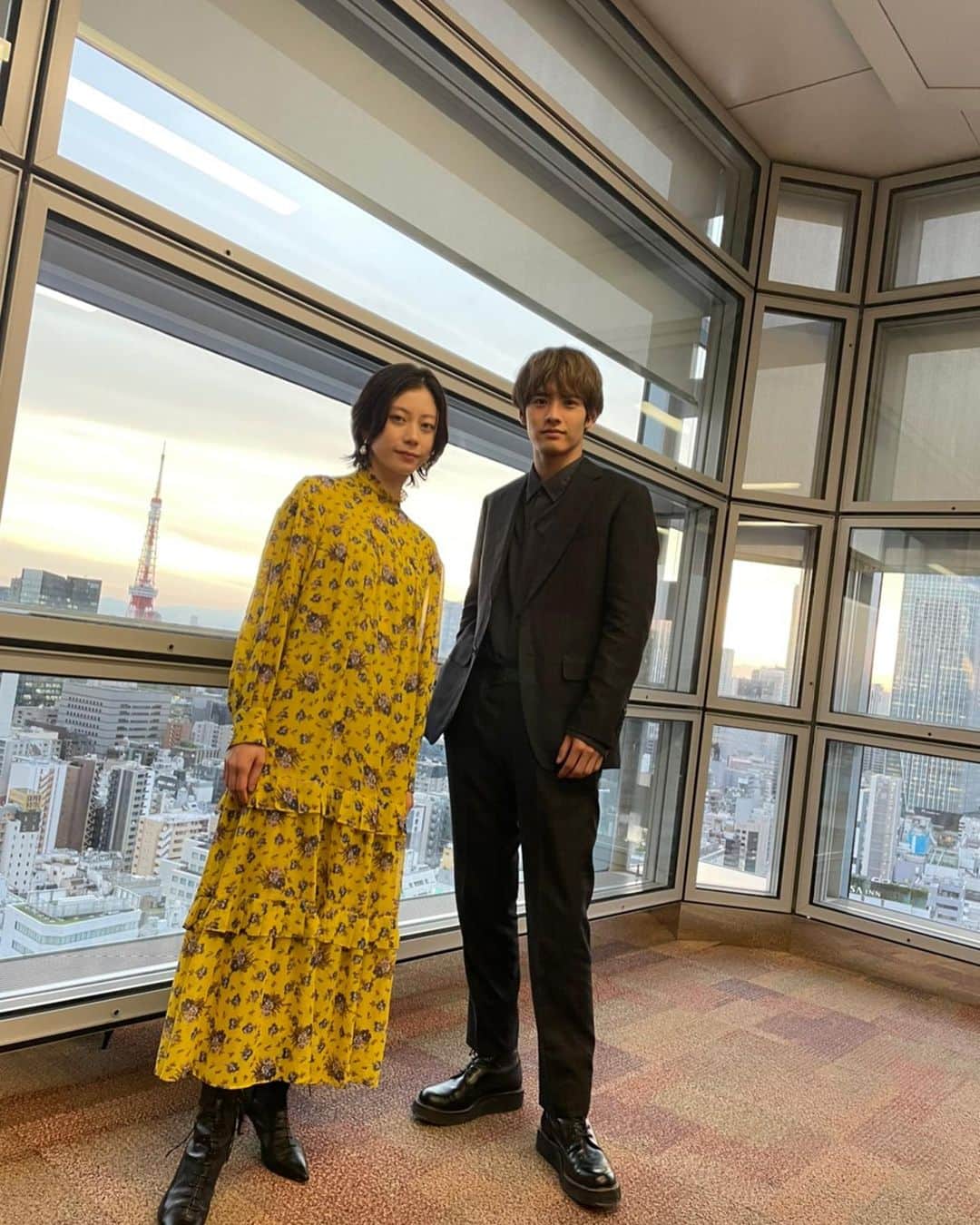 Sumireのインスタグラム：「⁡ お気づきの方もいると思いますが.. 今日22時から放送するしゃべくり007に 赤楚衛ニさんと出演させて頂きました..!! ⁡ 初バラエティーでしたがとても楽しかったです☺️ 是非観てください❣️ ⁡ #しゃべくり007 #空が綺麗だねぇ」