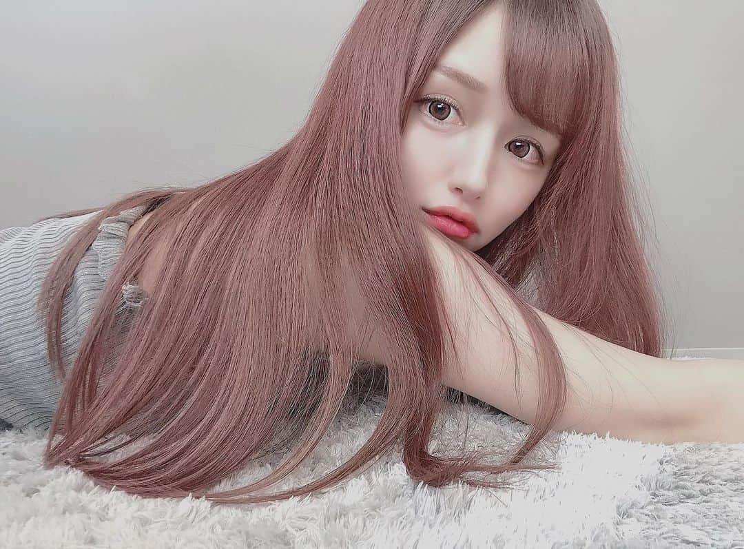yuu__aaaのインスタグラム：「. . このポーズおおめな私💁🏻‍♀️❤︎ . わたしぽーず👌🏻 . . #shooting #📸#赤髪 #shootingphoto #撮影」