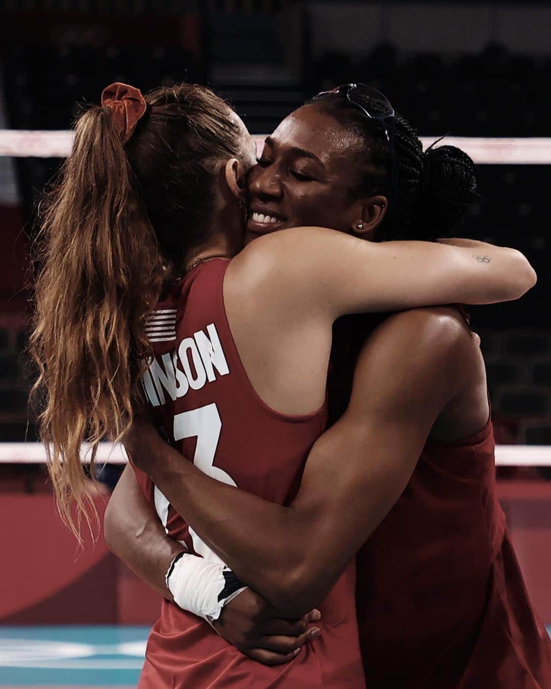 ケルシー・ロビンソンのインスタグラム：「Big hugs because we’re headed to the quarterfinals 🇺🇸❤️」