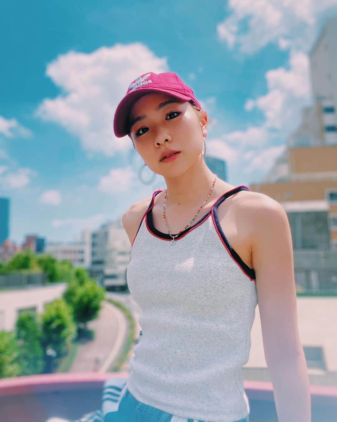 のインスタグラム：「🌞🤙🏾  #asianzdancers  #でんでんの今日の私服  #ストリート系女子 #ストリートファッション #ストリートコーデ　#カジュアル #カジュアルコーデ　#streetstyle #streetfashion #street #streetwear #streetgirl #キャミ #キャミソール #夏コーデ　 #アディダス #キャップ女子 #キャップコーデ #adidas」