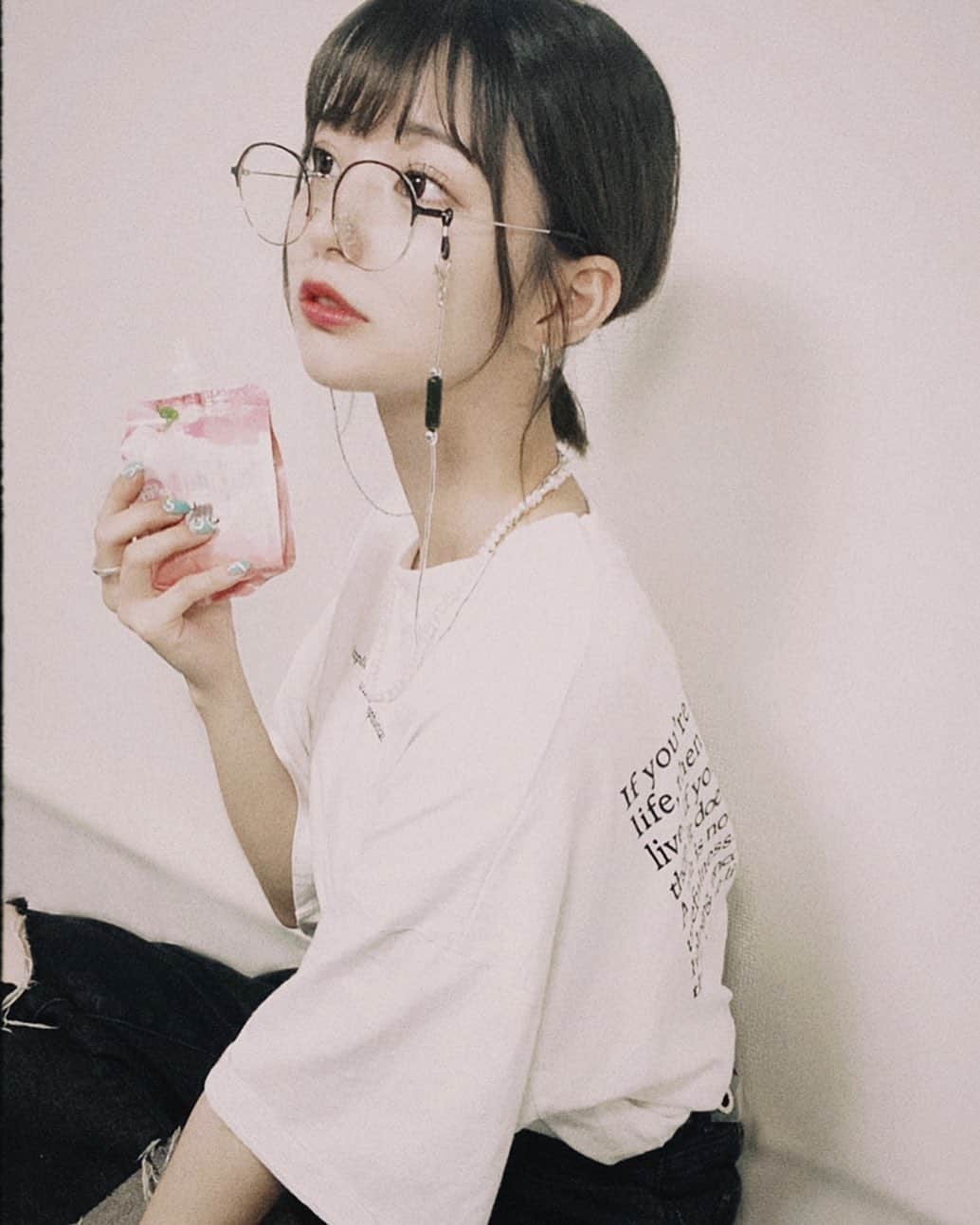 sarimaru(国木田さりまる)のインスタグラム：「夏バテ防止対策🍑🧉💭  #filmphotography #film」