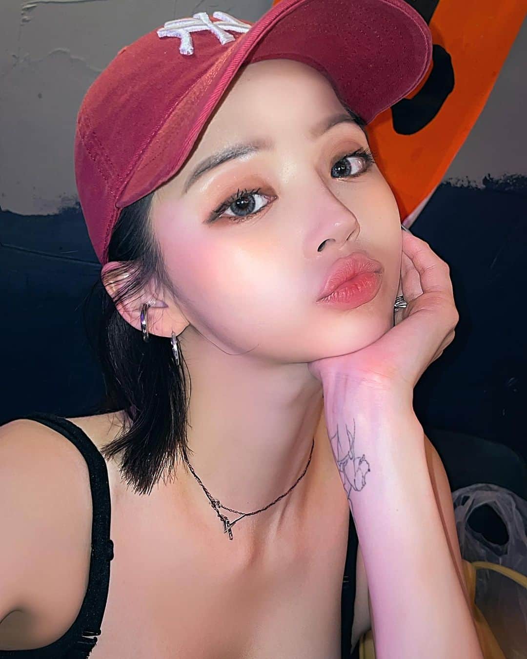 Yoonbitnaのインスタグラム：「숨은 쿠마 찾기 ㅋㅋㅋ #셀카 #술톤 #selfie」
