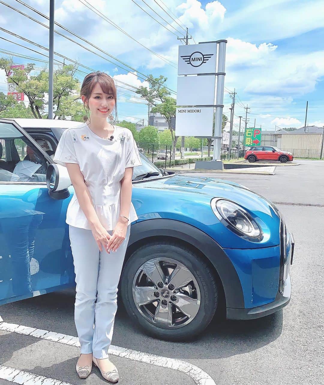 加藤里奈さんのインスタグラム写真 - (加藤里奈Instagram)「⋆  @mini.midori にて撮影でした🤍  先日発表された、 〔 THE NEW MINI 5DOOR 〕の 紹介をさせていただきました〜🚙  運転もしたんだけど めちゃよかった𓏧😚 ほしい😚笑  また告知します🤍  𓍱衣装𓍲 tops〻 @chesty_official  pants〻 @zara  pamps〻 @dianashoespress   @mininagoyanaka  @mini.midori  @minikasugai   #車 #車好き女子 #車好き #輸入車 #mini #minicooper #mini旅 #ミニ #ミニクーパー #ミニクーパー女子 #ミニクーパーのある暮らし #5door」8月2日 20時11分 - katoco0326