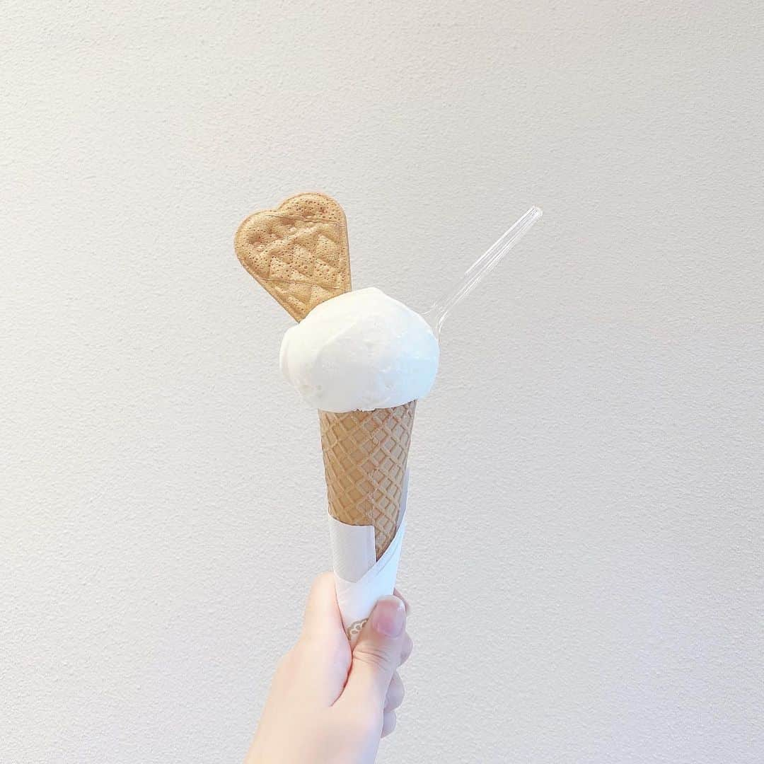 月森世菜さんのインスタグラム写真 - (月森世菜Instagram)「icecream🤍🍨  この間念願のBABBIに行ってきました♡ 暑くてすぐに溶けちゃった😂 今日はお家でパピコ食べます♡  DM🙅‍♀️質問は最新の投稿の コメントにお願いします🤍  ┈┈┈┈┈┈┈┈┈┈┈┈┈┈┈┈┈┈┈ せいなです♡ 白系統の女子力アップのことに ついて投稿しているので フォローして頂けると嬉しいです🥛  @seina.tsukimori   白系統のお写真に タグ付けして下さると見に行きます♡  ファンネーム・マーク → せいらー・🤍🕊  ┈┈┈┈┈┈┈┈┈┈┈┈┈┈┈┈┈┈┈  #icecream #アイスクリーム #babbi #ココナッツミルク #パピコ #京都 #京都カフェ #京都グルメ #ホワイトコーデ #白コーデ #フレンチガーリー #frenchgirly #frenchgirl #白系統 #白 #ハート #ファーサンダル #オールホワイト #夏コーデ」8月2日 20時15分 - seina.tsukimori