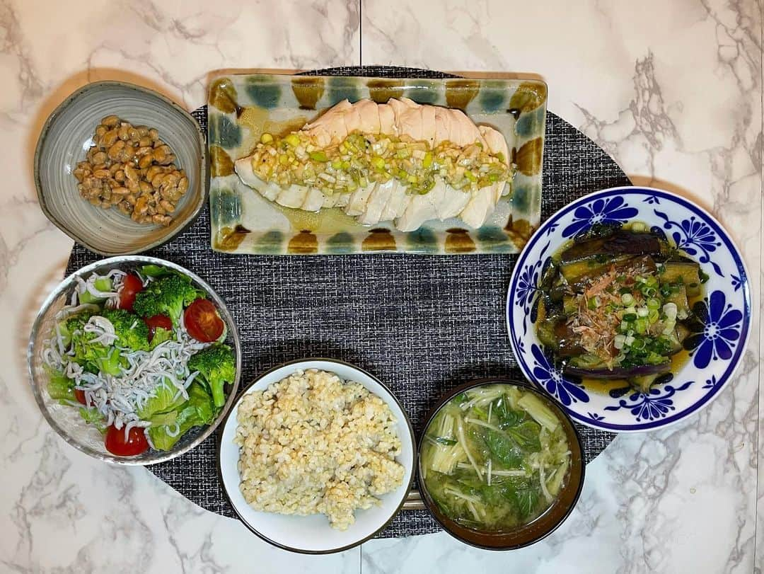 田中恵太さんのインスタグラム写真 - (田中恵太Instagram)「今日の夜ご飯！ ⁡ ⁡ ⁡ ＊蒸し鶏のネギ塩だれがけ ＊茄子の焼き浸し ＊納豆 ＊しらすサラダ ＊味噌汁(モロヘイヤ、えのき) ⁡ よくやるメニューに、茄子の焼き浸しを加えてみました。簡単だし、美味しい！ 来週からリーグ戦再開！試合出れるように早く良い状態作ります👍 ⁡ ⁡ #田中恵太#fc琉球#田中食堂#fcryukyu#沖縄#沖縄市#那覇市#soccer#football#jリーグ#jleague#j2#okinawa#cooking#cookingram#簡単レシピ#アスリート飯#アスリートフード#クラシル#クックパッド#BONIQ#YouTube#youtuber#fatadapt#ご飯記録#olealia#ねぎのせがち」8月2日 20時24分 - t.katy13