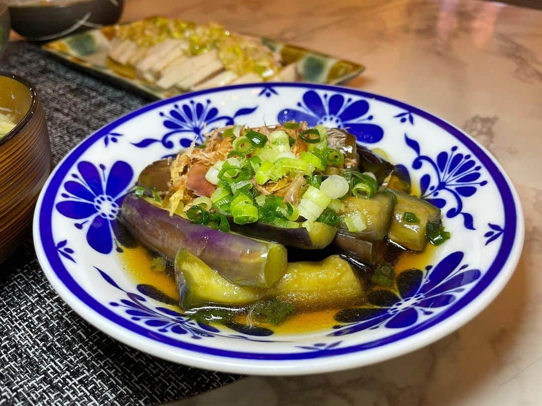 田中恵太のインスタグラム：「今日の夜ご飯！ ⁡ ⁡ ⁡ ＊蒸し鶏のネギ塩だれがけ ＊茄子の焼き浸し ＊納豆 ＊しらすサラダ ＊味噌汁(モロヘイヤ、えのき) ⁡ よくやるメニューに、茄子の焼き浸しを加えてみました。簡単だし、美味しい！ 来週からリーグ戦再開！試合出れるように早く良い状態作ります👍 ⁡ ⁡ #田中恵太#fc琉球#田中食堂#fcryukyu#沖縄#沖縄市#那覇市#soccer#football#jリーグ#jleague#j2#okinawa#cooking#cookingram#簡単レシピ#アスリート飯#アスリートフード#クラシル#クックパッド#BONIQ#YouTube#youtuber#fatadapt#ご飯記録#olealia#ねぎのせがち」