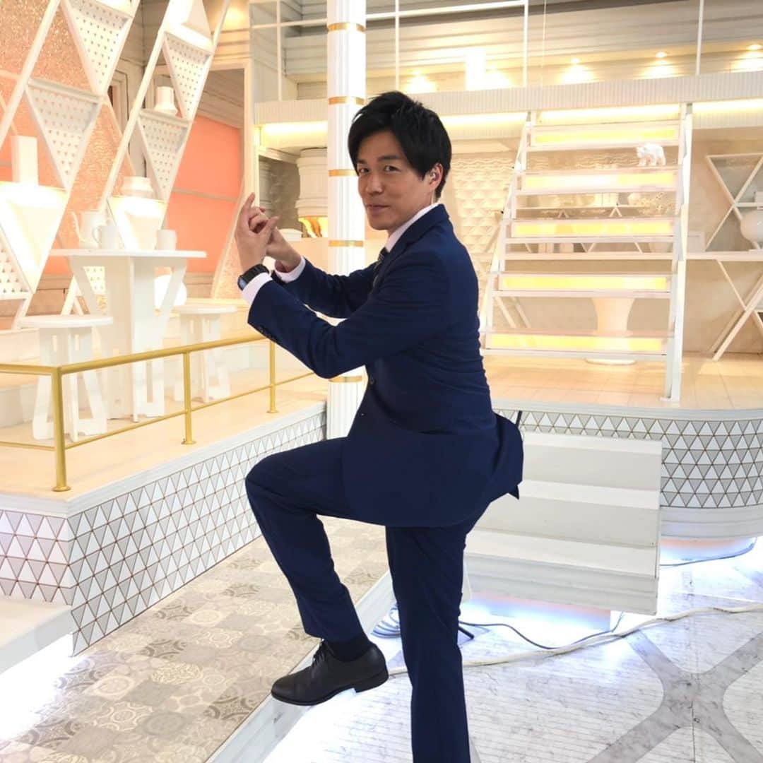のインスタグラム：「【南波アナに聞いてみた】 夜7時からはオリンピック野球、注目の日本🇯🇵対アメリカ🇺🇸の試合が始まっています。  野球⚾️といえば、我らが南波アナウンサーです。ということで、きょうは南波アナに野球について聞いてみました。  野球は小学校から高校までやっていました。 ポジションはピッチャー。 西東京大会ではベスト16入りしました。 田中将大選手と年齢が同じで勝手に親近感を持ってます。 ソフトボールは見事金メダルを獲得したので、野球も金メダルとって欲しい〜！！🥇  本日もNスタをご覧いただきありがとうございました。自宅で試合観戦、楽しみましょう📣  #Nスタ #TBS #井上貴博 #ホラン千秋 #南波雅俊 #野球」