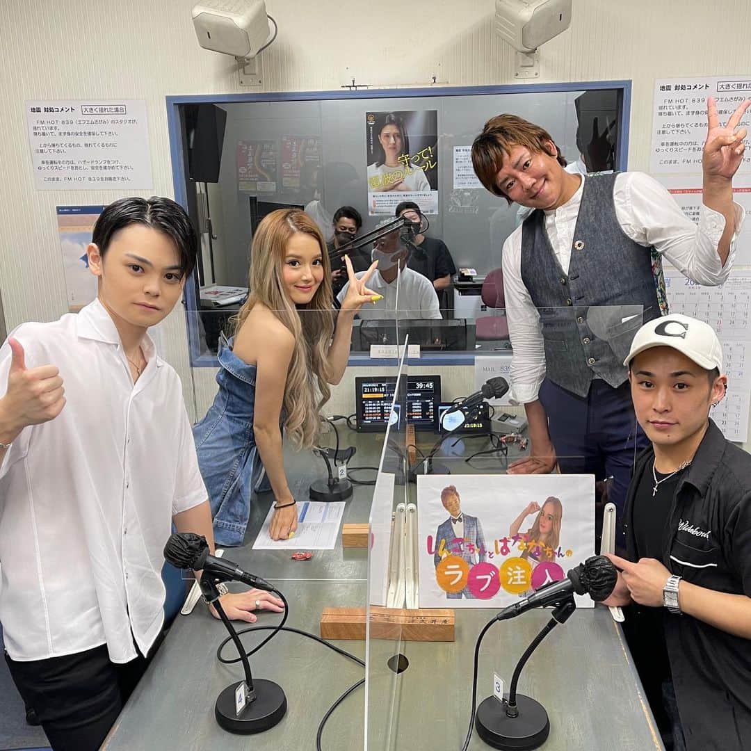 戸田英志のインスタグラム：「ラジオ新番組「しんごちゃんとばななちゃんのラブ注入」の初回ゲスト１発目に呼んで頂きました😆 楽しんごさんもテレビで見るままの明るいお方で、 皆さんトークも上手く非常に楽しく収録できました🙇‍♂️ オンエア告知お待ち下さい📻✨  @tanoshingo.official  @nanan.1250  @hiphen.tv  @ccc.ousama  ⁡ #楽しんご さん」