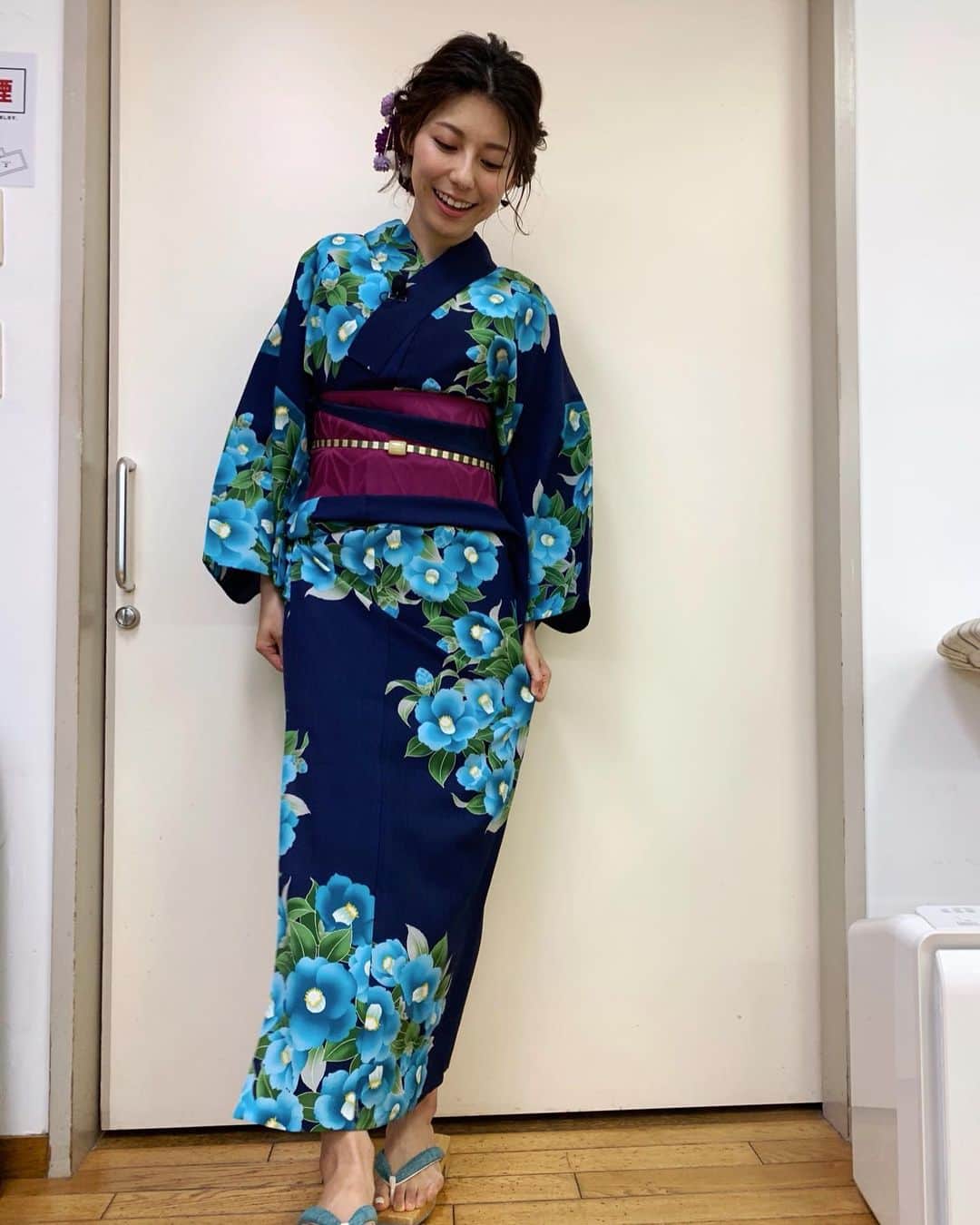 上村彩子さんのインスタグラム写真 - (上村彩子Instagram)「. . 8月になったので、 BS-TBSの新しいテレビの時間が こちらの浴衣バージョンになりました。 スポット番宣なので時間は不定期ですが、 帯留めや髪飾りもとても可愛いものを 用意してもらったので、 見かけたら注目してみてください👀✨  #浴衣 #浴衣ヘア」8月2日 20時48分 - saekokamimura
