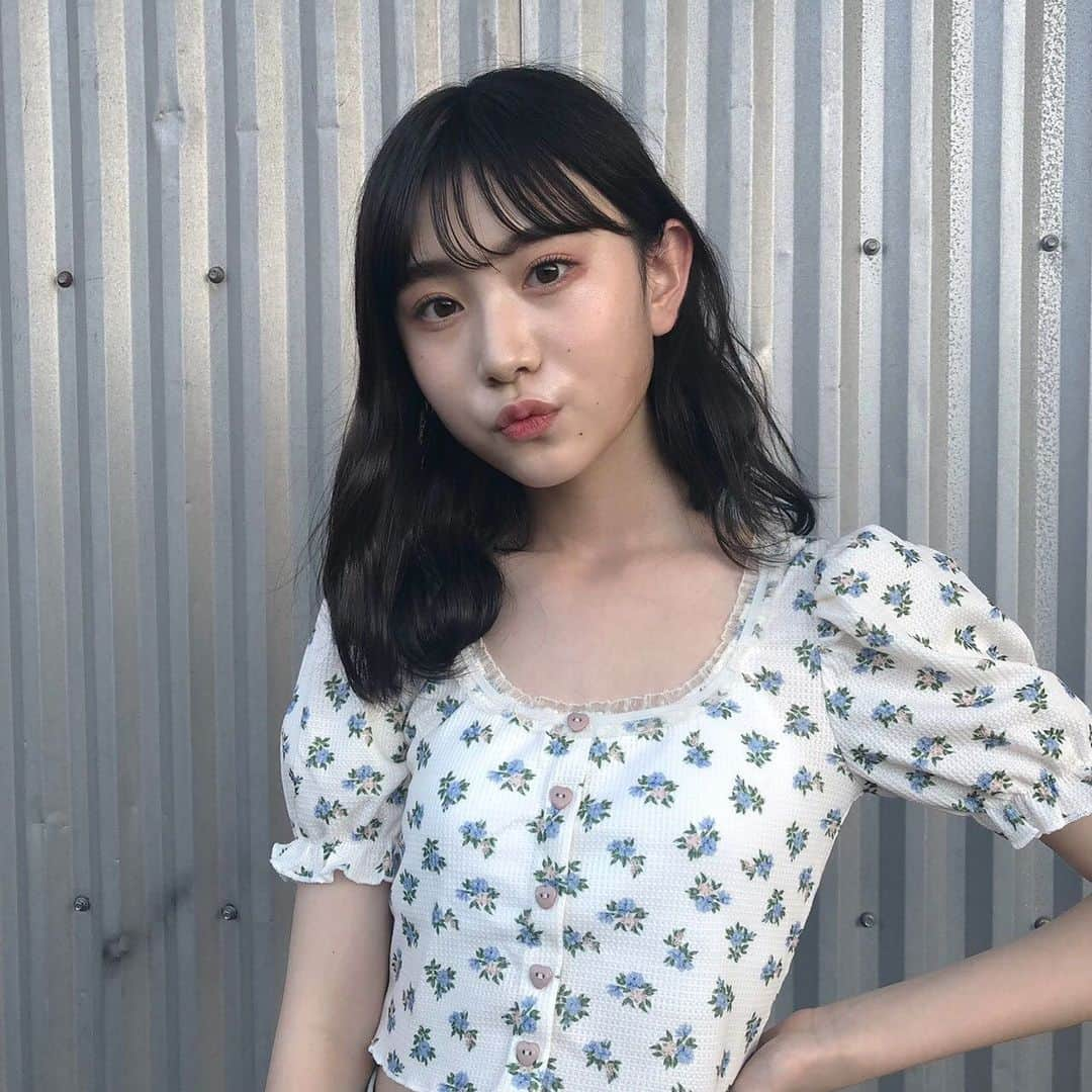 新潮社「ニコラ」さんのインスタグラム写真 - (新潮社「ニコラ」Instagram)「花柄と淡い色のジーンズで夏らしく🌼  デニムフレアパンツは脚長効果があるのでおすすめです✊🏻  トップス ➤ W♡C ボトムス ➤ epine サンダル ➤ SHEIN  #近藤藍月 #アキ #ニコモSNAP #ニコモ #ニコラ #nicola #中学生 #jc2 #今日のコーデ #きょコ #お洒落さんと繋がりたい」8月2日 21時00分 - nicola_snap