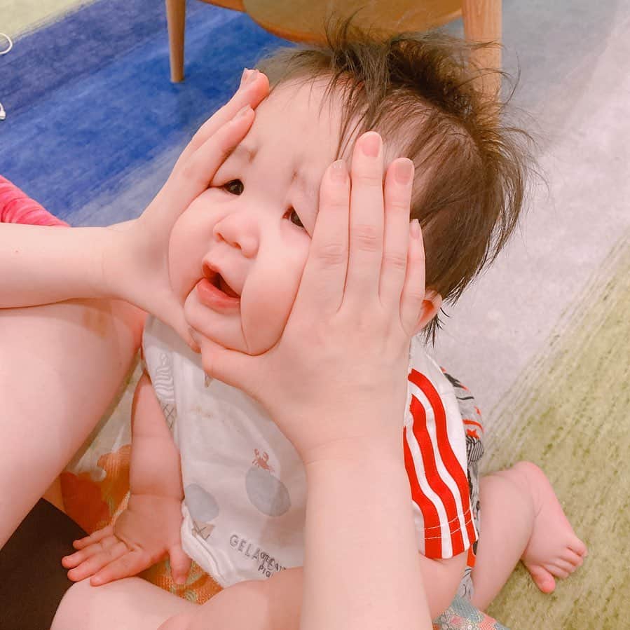 あやなんさんのインスタグラム写真 - (あやなんInstagram)「赤ちゃんにしたいポーズno1笑 ほっぺのお肉感は1歳超えると動いて痩せてくるからな😝」8月2日 21時36分 - ayachan_0619